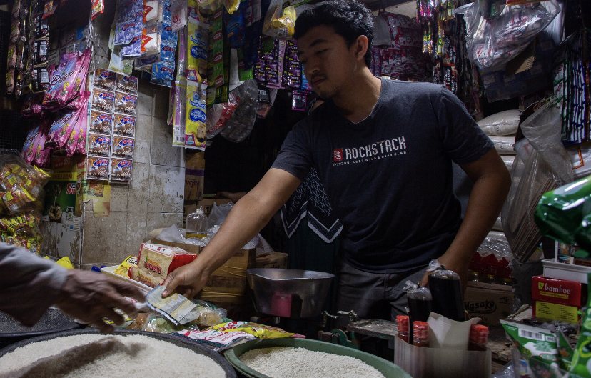 Juru pungut saat menagih bayar sewa pedagang di pasar.