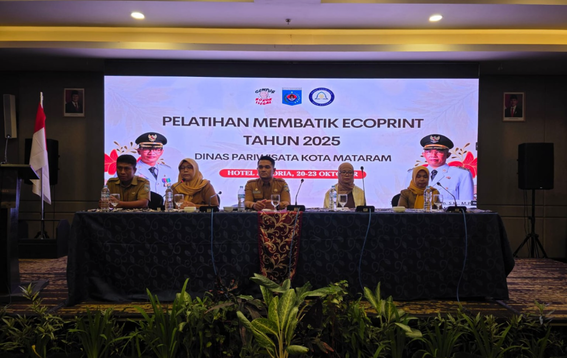 Kepala Dinas Pariwisata Kota Mataram Cahya Samudra bersama jajaran membuka Pelatihan Membatik Ecoprint Tahun 2025 di Hotel Astoria.