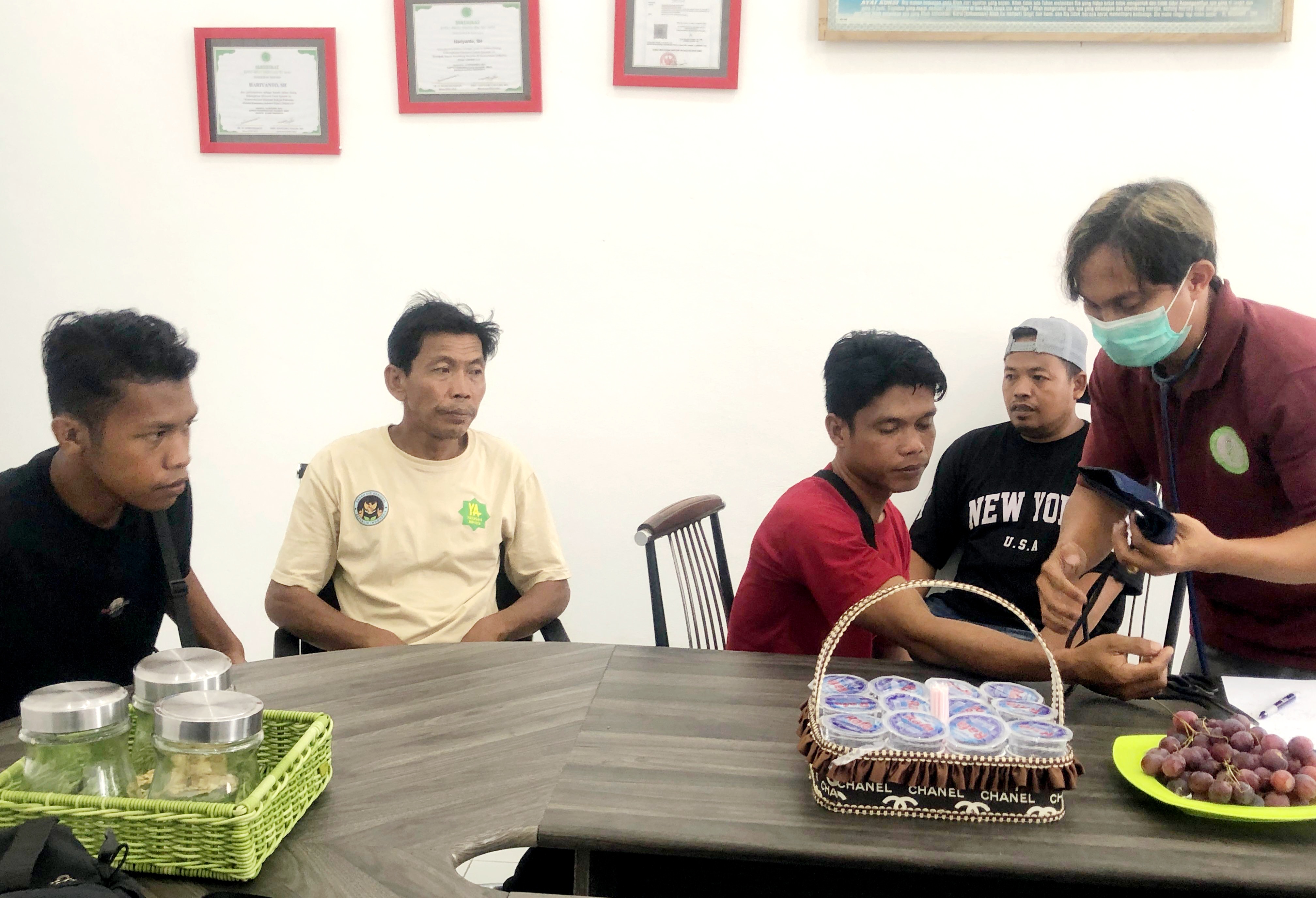 PENGECEKAN KESEHATAN: Para relawan dapur MBG Yayasan Agniya Desa Montong Are, Kecamatan Kediri, Lombok Barat saat memeriksakan kesehatannya, Minggu (19/10).
