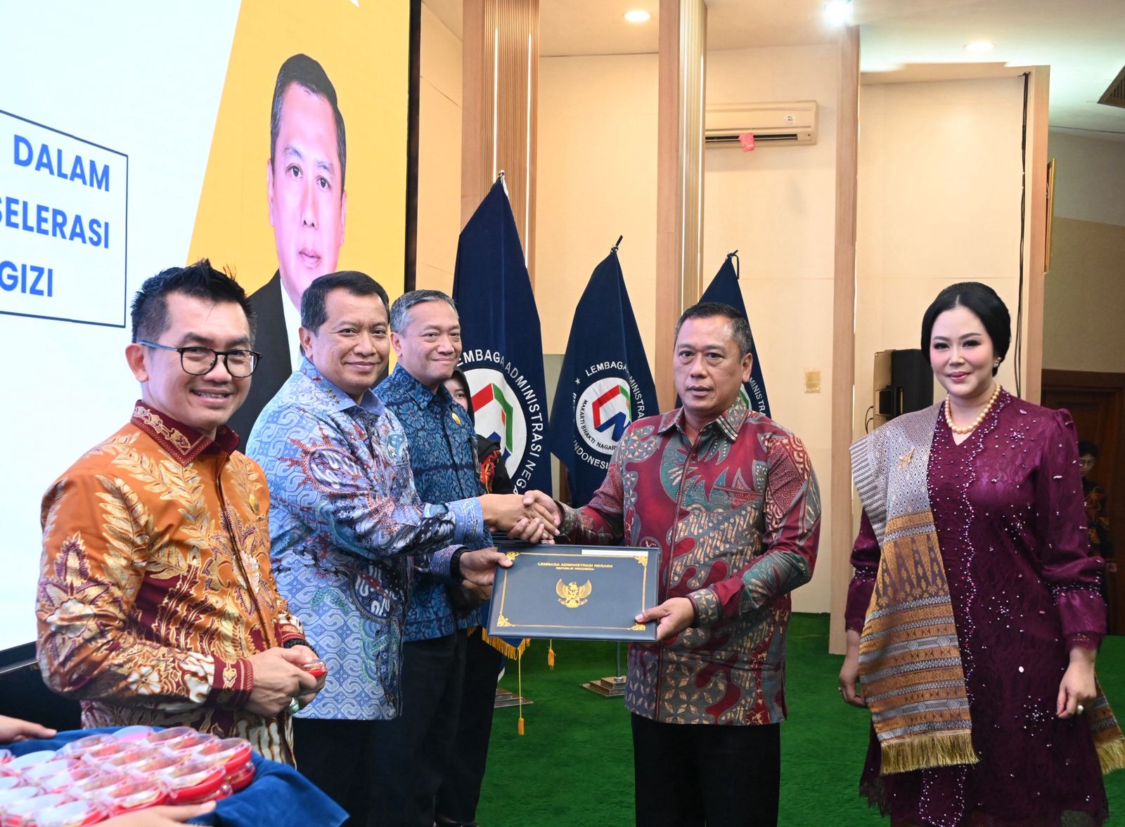 Kombes Pol Lalu Muhammad Iwan Mahardan (dua dari kanan) pada prosesi pelepasan peserta Pelatihan Kepemimpinan Nasional (PKN) Tingkat I Angkatan LXIII Tahun 2025, Rabu (22/10).