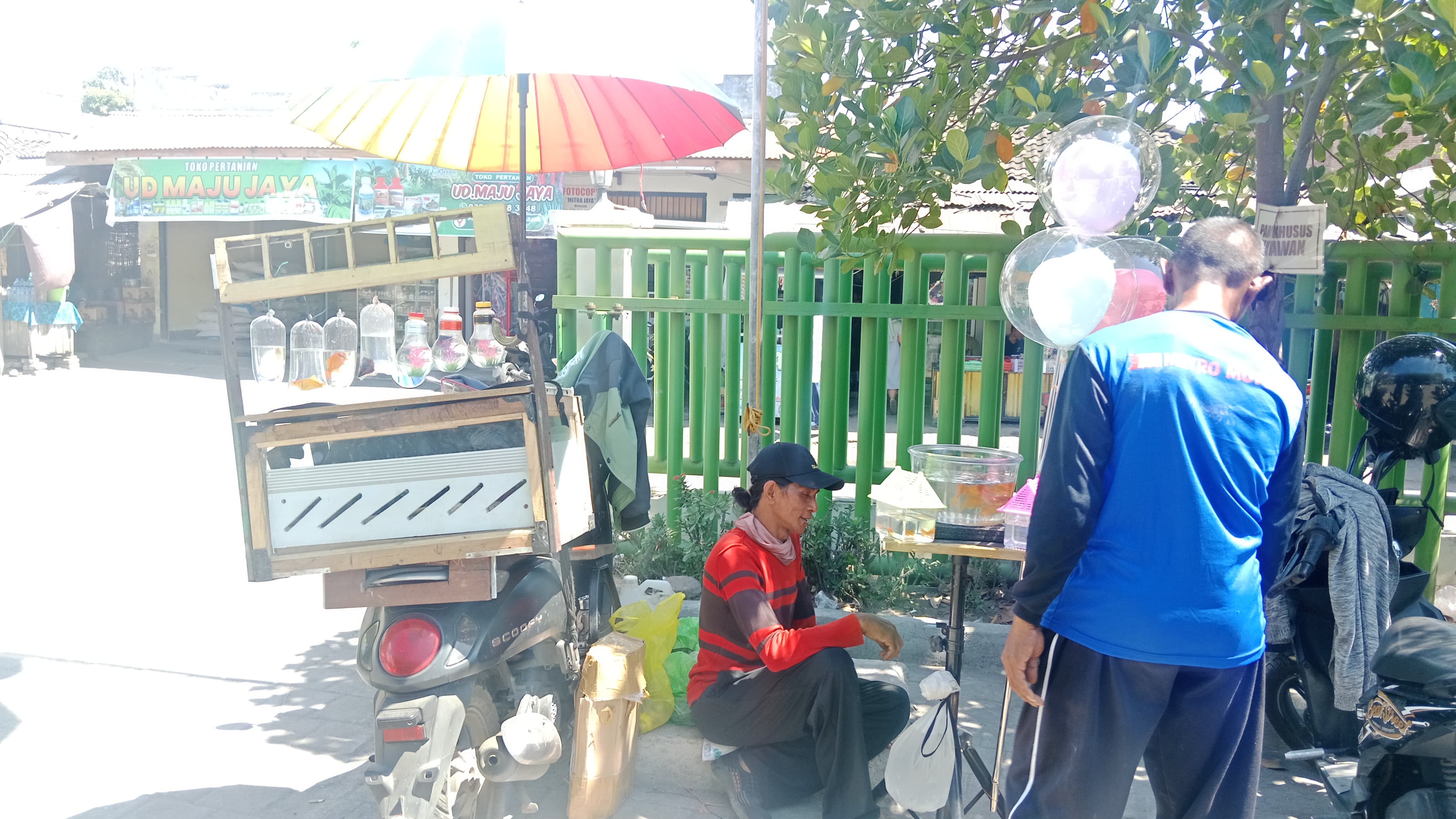 Abdul Gani Murad saat menjajakan barang dagangannya