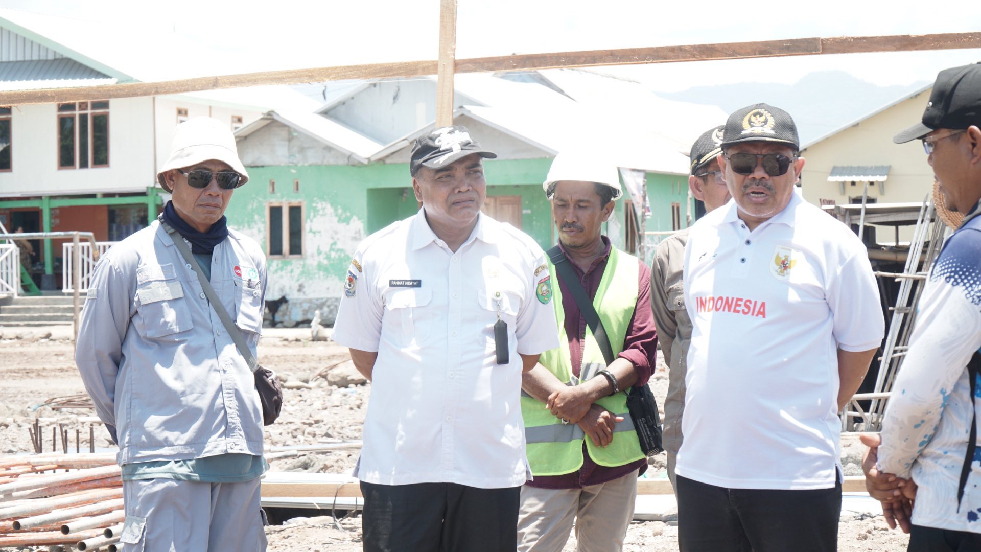 Anggota Komisi IV DPR RI Johan Rosihan (dua dari kanan), saat meninjau langsung progres kegiatan pembangunan Kampung Nelayan Merah Putih, di Pulau Bungin, Kecamatan Alas, Sumbawa, pekan lalu.