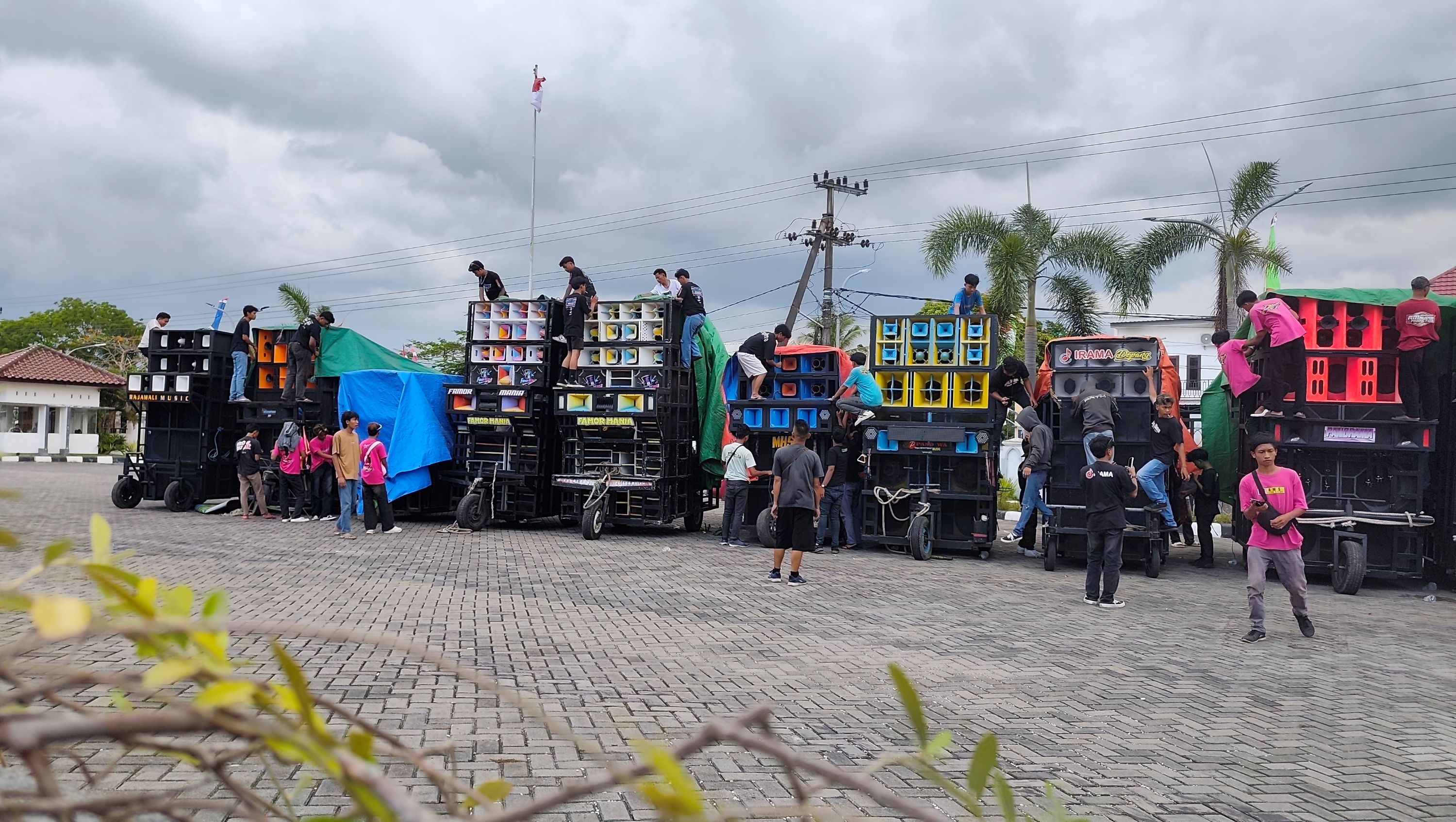 Puluhan grup Kecimol yang tergabung dalam AK-NTB gelar aksi damai ke kantor DPRD Lombok Tengah, Selasa (21/10).