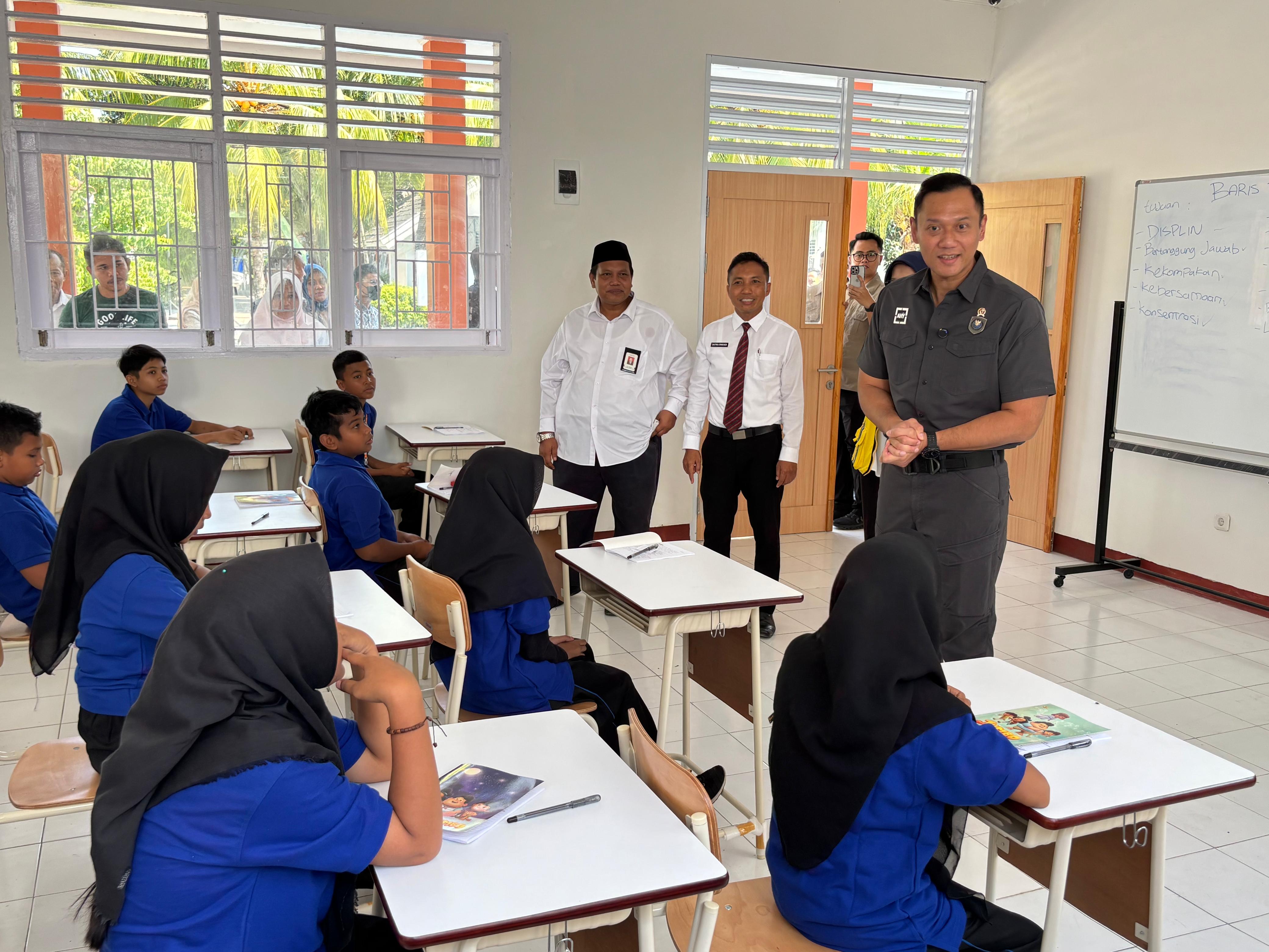 Menko AHY hadir menyapa langsung sekaligus berbincang hangat dengan siswa Sekolah Rakyat di Sentra Paramita Mataram, beberapa waktu lalu.