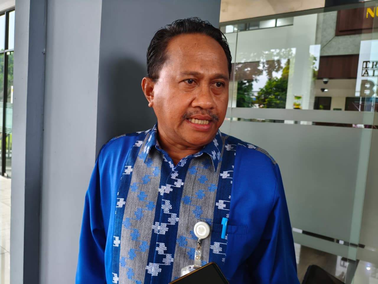 KOOPERATIF: Kepala Dislutkan NTB Muslim memberikan pernyataan usai diperiksa di kantor Kejati NTB, Selasa (21/10).