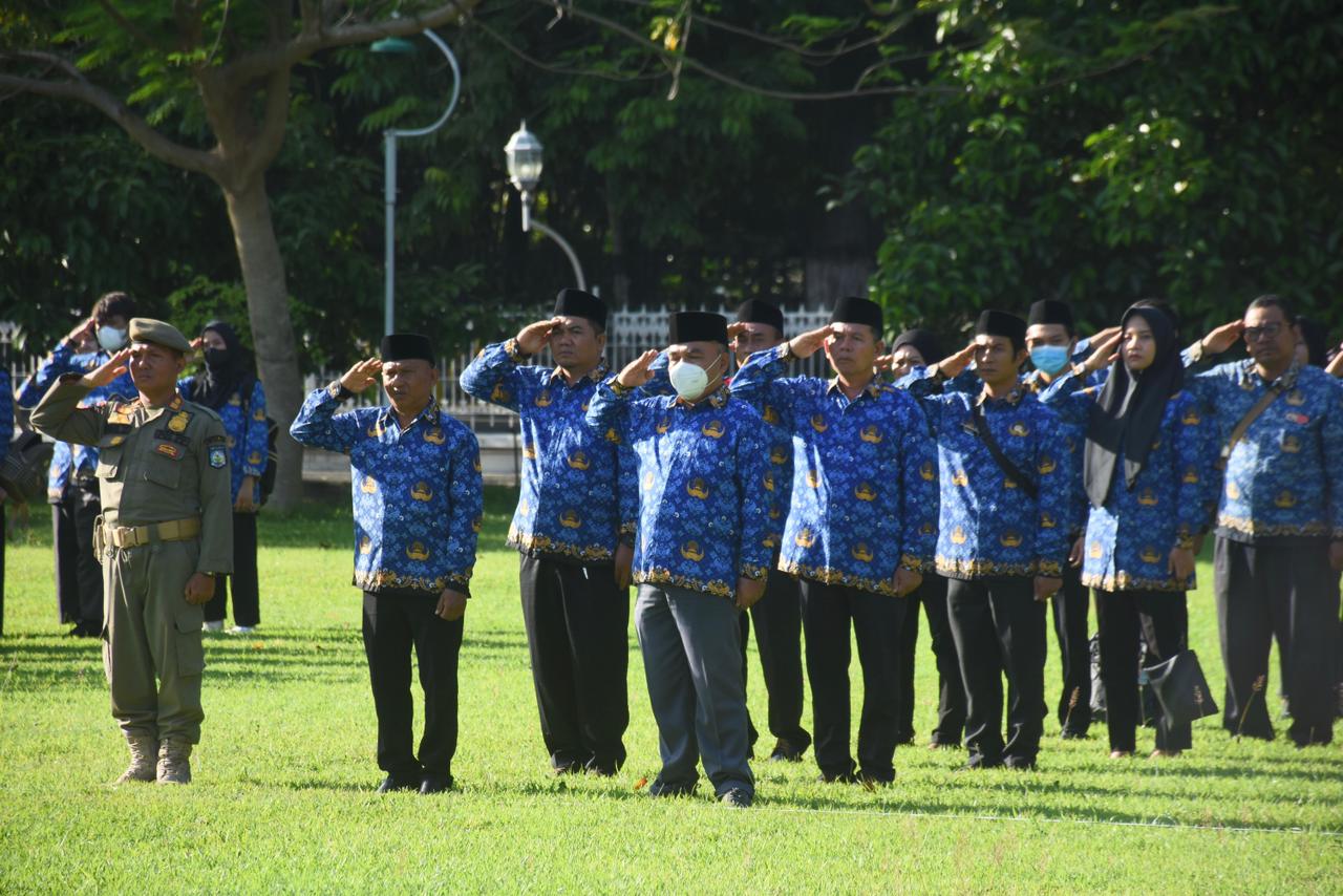 Pegawai lingkup Pemprov NTB saat mengikuti upacara peringatan Hari Kesadaran Nasional (HKN) di Lapangan Bumi Gora, Kantor Gubernur NTB, Senin (20/10).