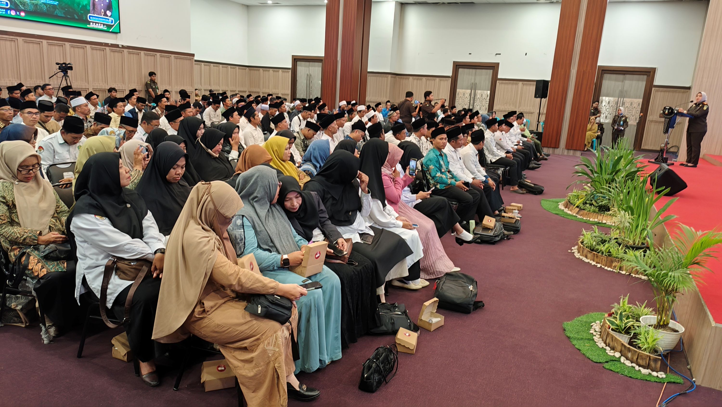 Ratusan pengurus hingga pengajar di pondok pesantren menghadiri penyuluhan Jaksa Masuk Pesantren di kantor bupati, Selasa (21/10).