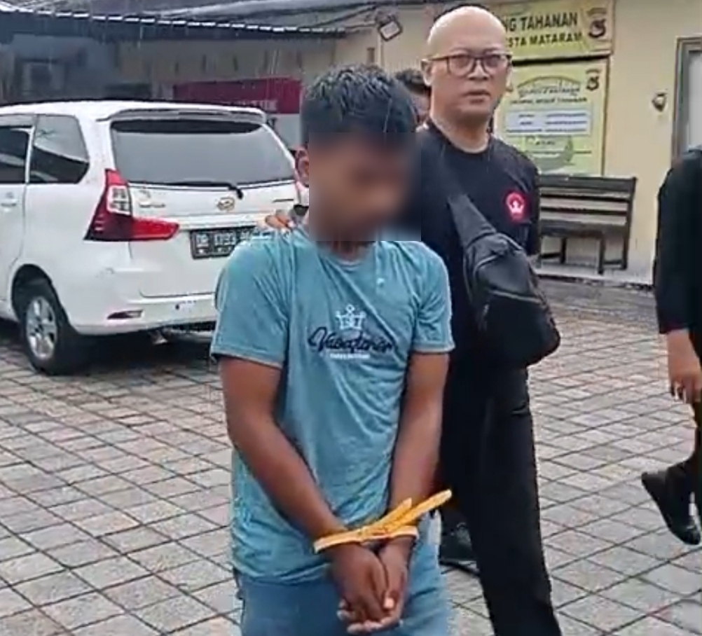 DIRINGKUS: Tersangka kasus Curanmor berinisial Aan digiring ke ruang penyidik usai ditangkap, Senin (20/10).&nbsp;