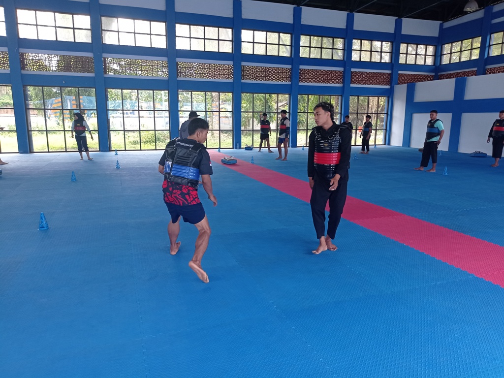 ILUSTRASI: Atlet-atlet pencak silat berlatih di Gelanggan Pemuda jelang Popnas.