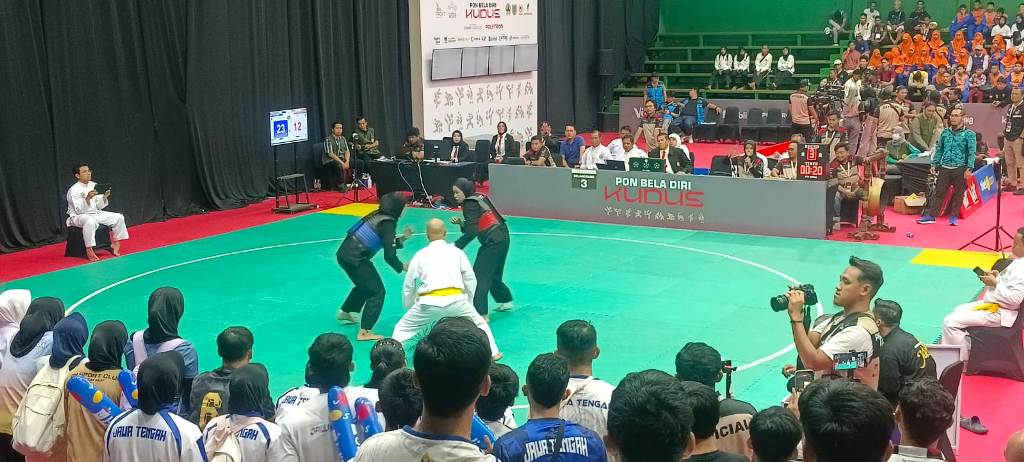 PERAK: Pesilat putri NTB Baiq Taria Nanda (merah) meraih medali perak di PON Beladiri 2025 Kudus, Selasa (21/10).