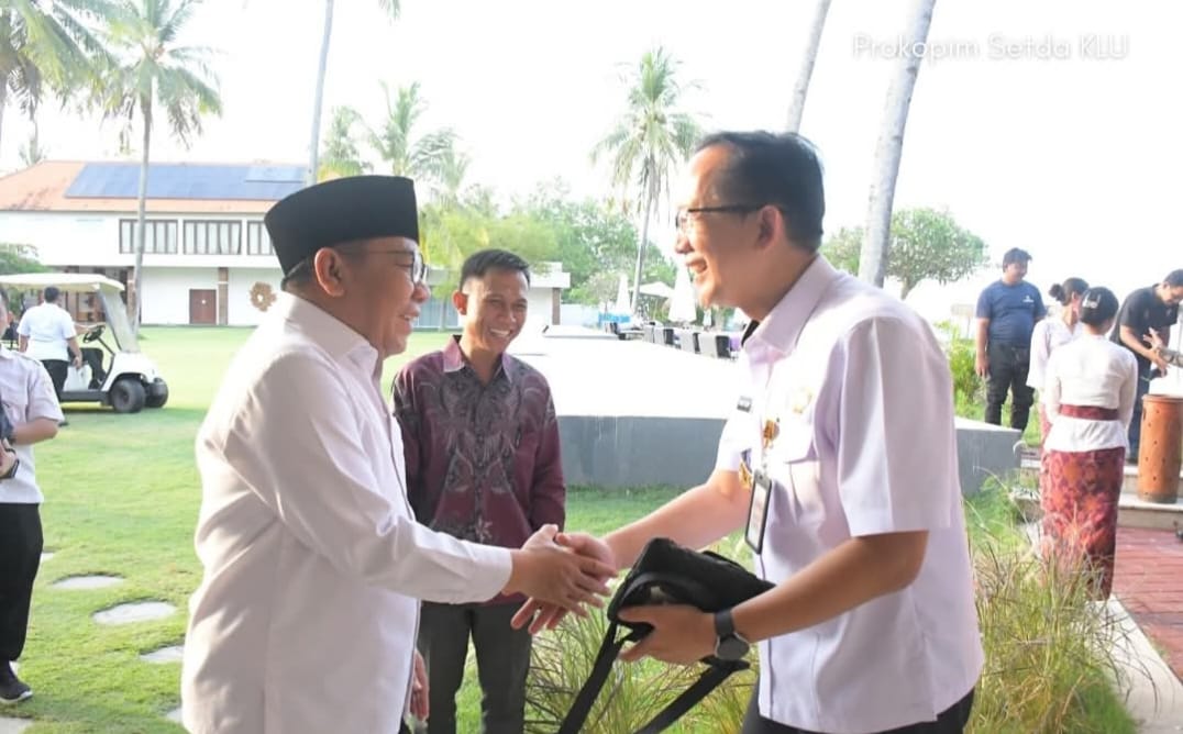 BICARA GILI: Bupati Najmul Akhyar (kiri) menyambut kedatangan Deputi Bidang Geoekonomi DPN Dr. Yayat Ruyat