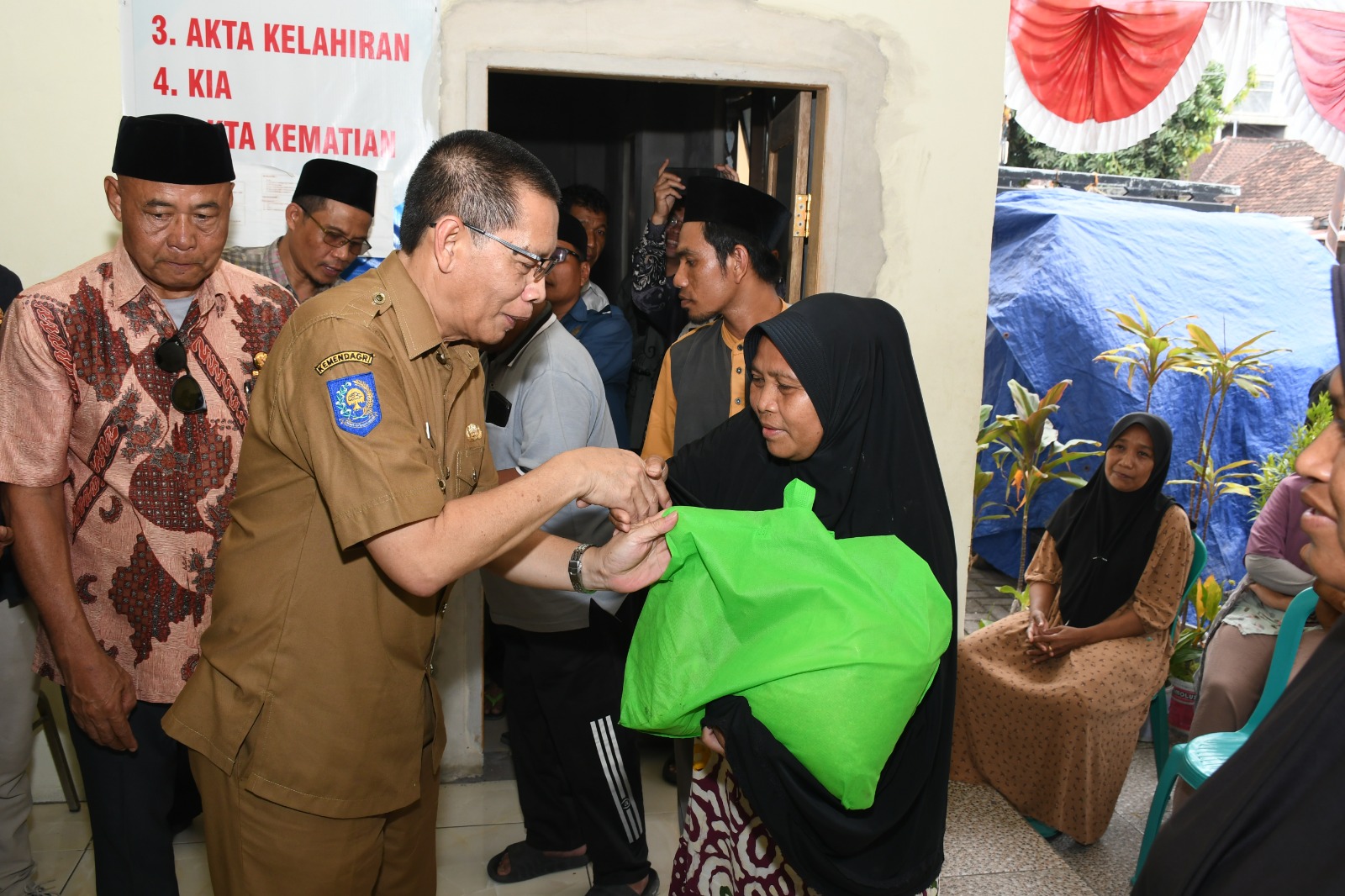 Wakil bupati Lotim Moh Edwin Hadiwijaya saat menyerahkan bantuan kepada korban banjir
