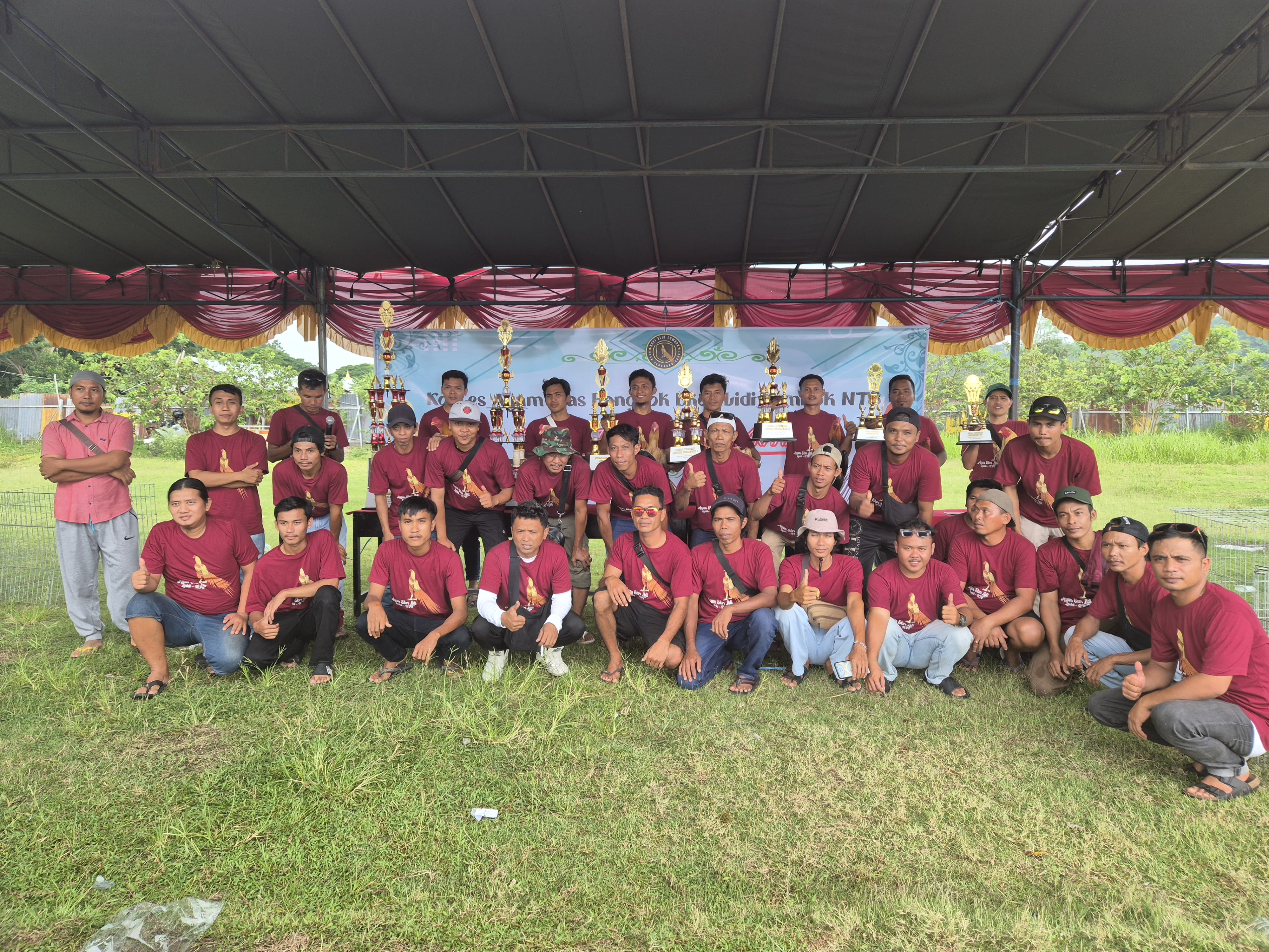 ANTUSIAS: Para peserta lomba kontes ayam ekor Lidi se-Pulau Lombok berkumpul di Agrowisata Golden Melon, Desa Kebon Ayu, Lombok Barat, Minggu (19/10).