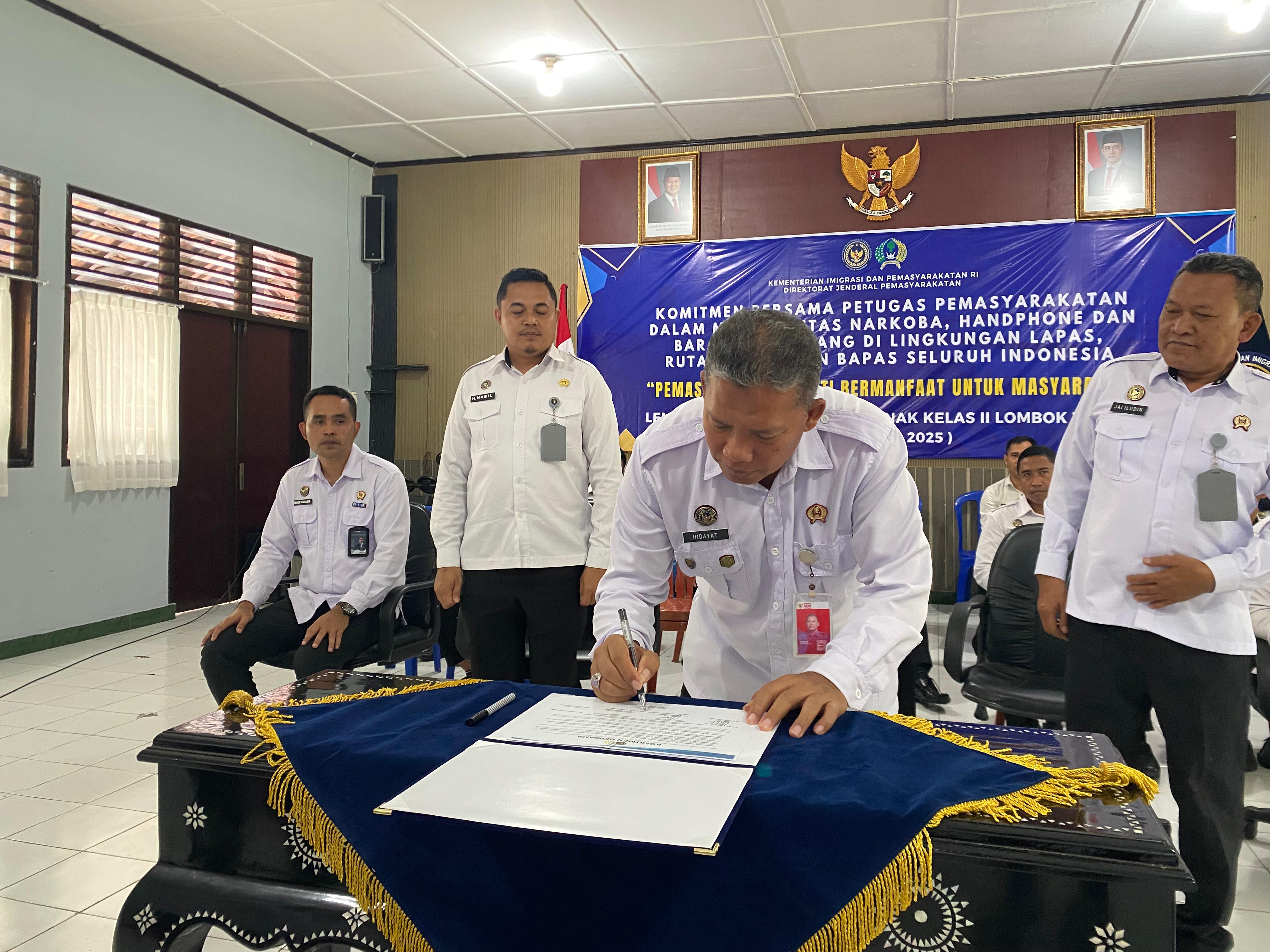 LPKA Lombok Tengah menyatakan sumpah perang terhadap peredaran Narkoba, Handphone (HP), dan Barang Terlarang (Halinar) melalui Penandatanganan Komitmen Bersama.