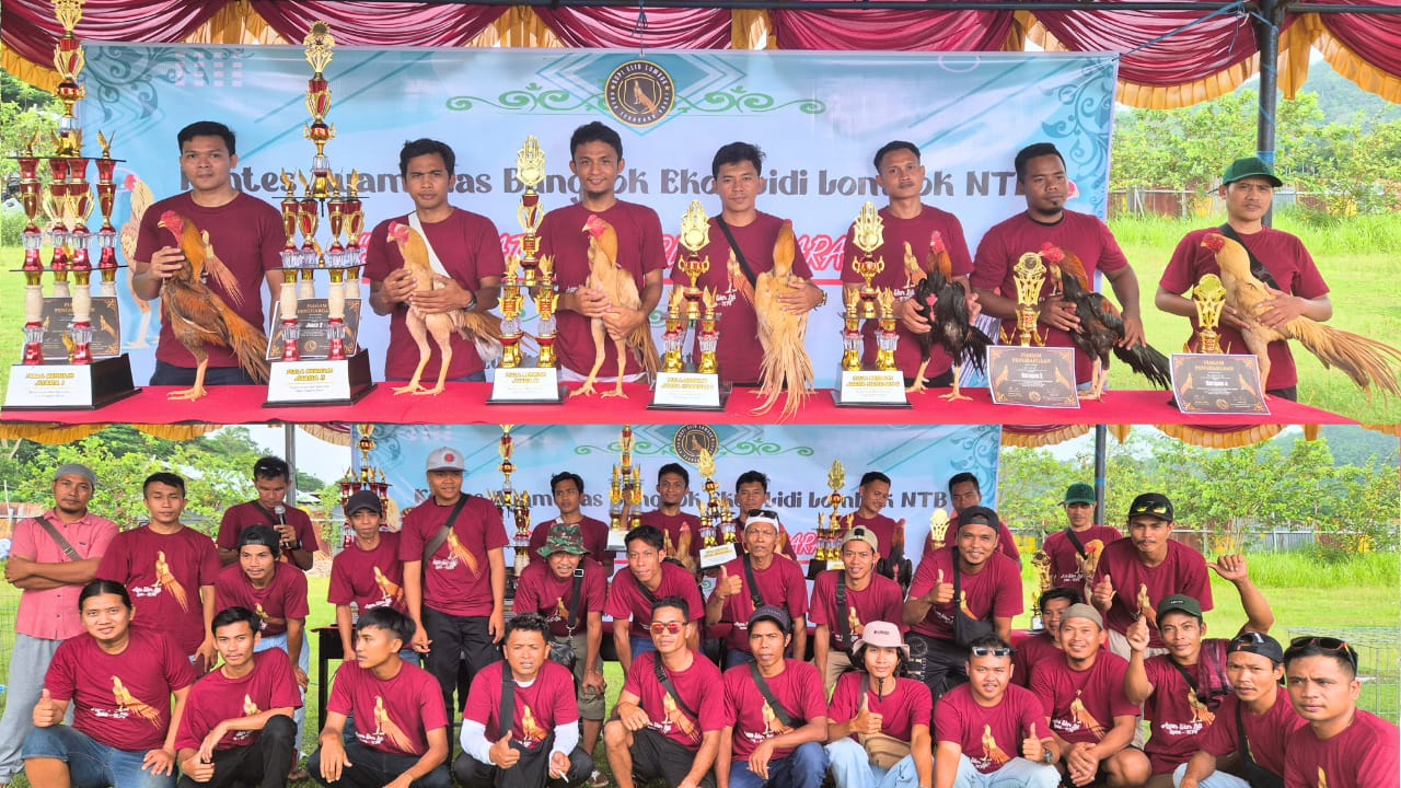 PARA JUARA: Sejumlah peserta dan juara lomba kontes ayam ekor lidi saat berkumpul di Agrowisata Golden Melon, Desa Kebon Ayu, Kecamatan Gerung, Lombok Barat, Minggu (19/10).