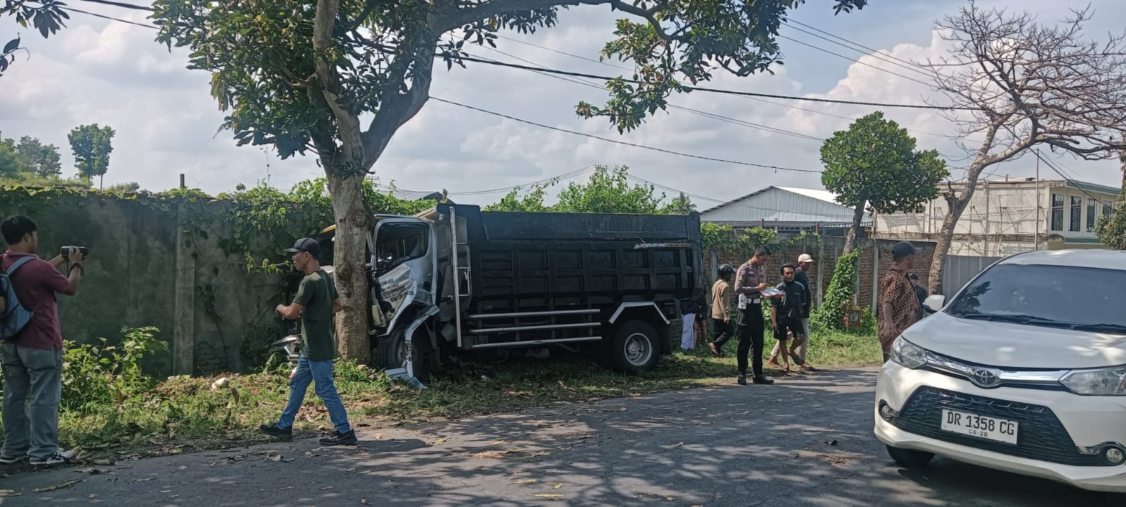 Jalan raya Dusun Jurang Jaler, Desa Jurang Jaler, Praya Tengah kembali makan korban. Dua orang terdiri ibu dan anak meninggal dunia usai ditabrak sebuah truk, pada Rabu (22/10)