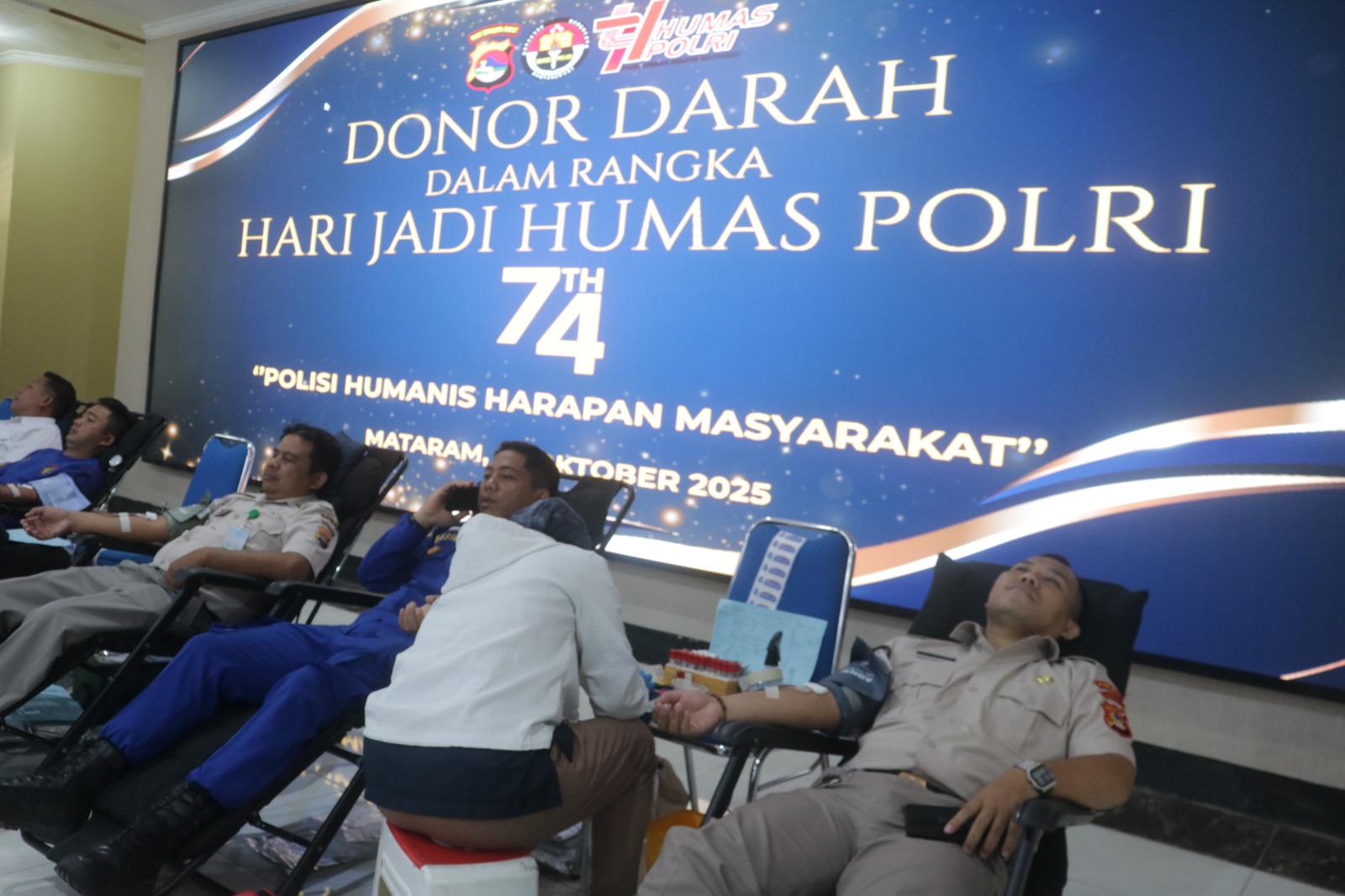Kegiatan donor darah di Gedung Sasana Dharma Polda NTB, Rabu (22/10).