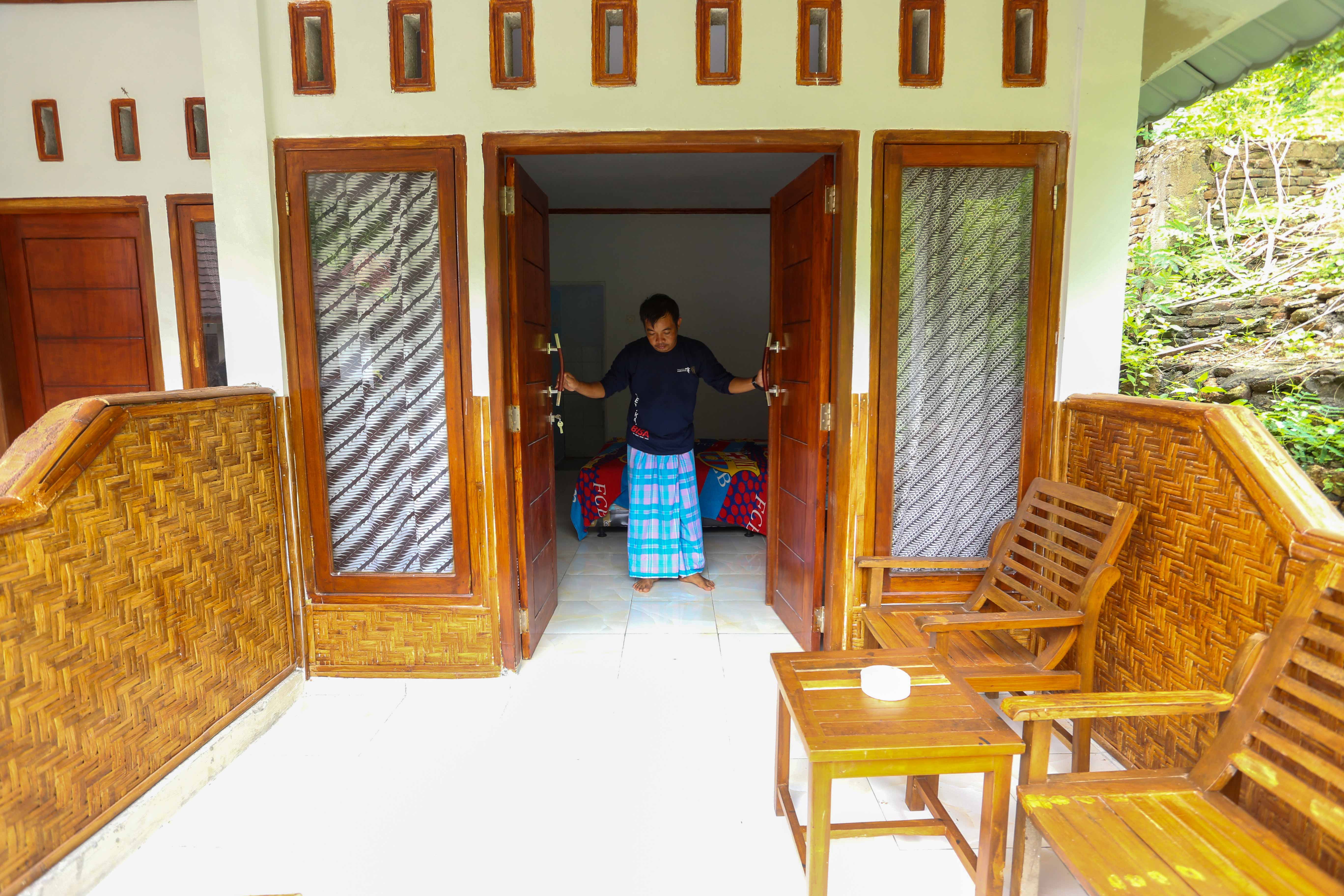 Seorang warga menyulap rumahnya menjadi homestay murah di kawasan Mandalika, Lombok Tengah.