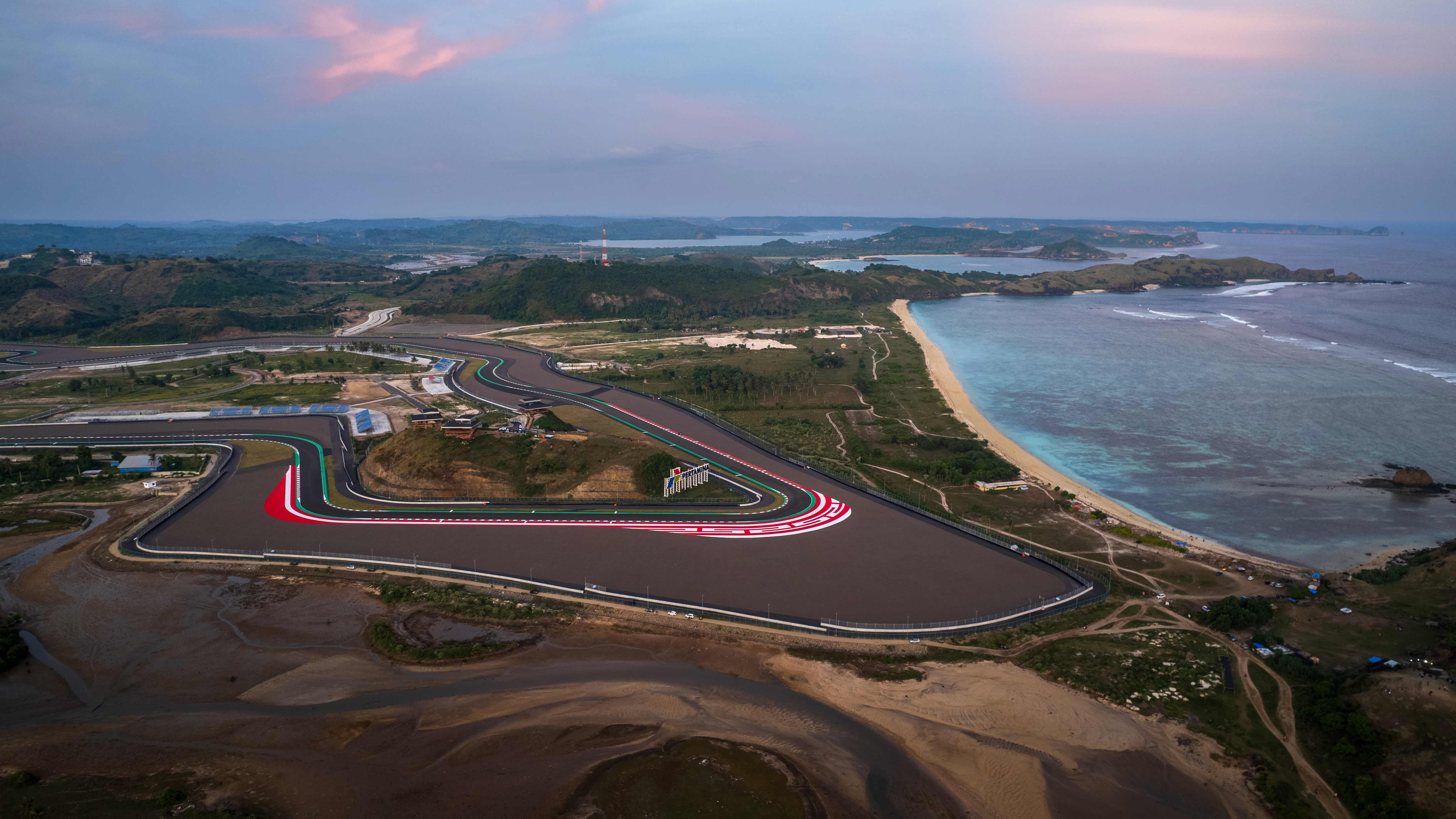 Pertamina Internasional Street Sirkuit dibangun dipinggir laut Pantai Seger, Lombok Tengah.