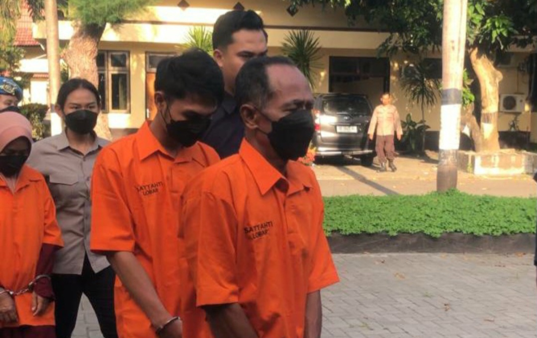 AJUKAN GUGATAN: Tersangka Saiun bersama beberapa tersangka lain saat ditunjukkan ke publik dalam konferensi pers Polres Lombok Barat (Lobar) Kamis (16/10).