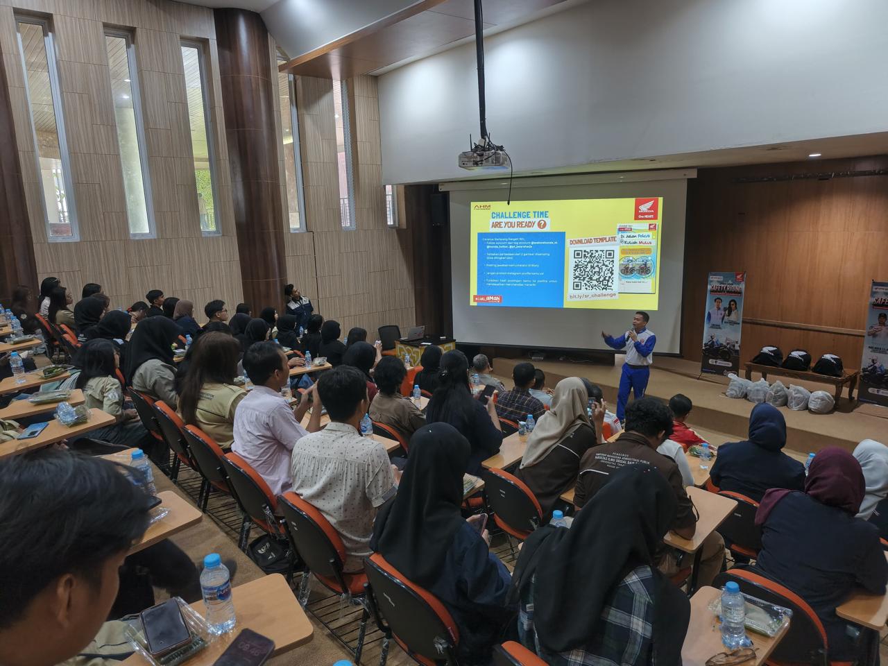 Kegiatan edukasi keselamatan berkendara bersama mahasiswa diisi dengan program-program kuis menarik yang berhadiah jutaan rupiah. Hadir di setiap provinsi di Indonesia, program edukasi safety riding.