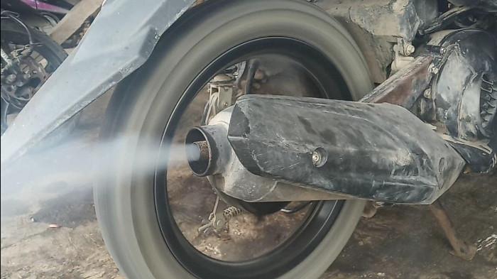 Asap putih keluar knalpot bisa jadi tanda oli masuk ruang bakar. Kalau tidak segera mendapatkan penanganan yang tepat, dikhawatirkan akan menyebabkan kerusakan lebih besar hingga merugikan pemiliknya.