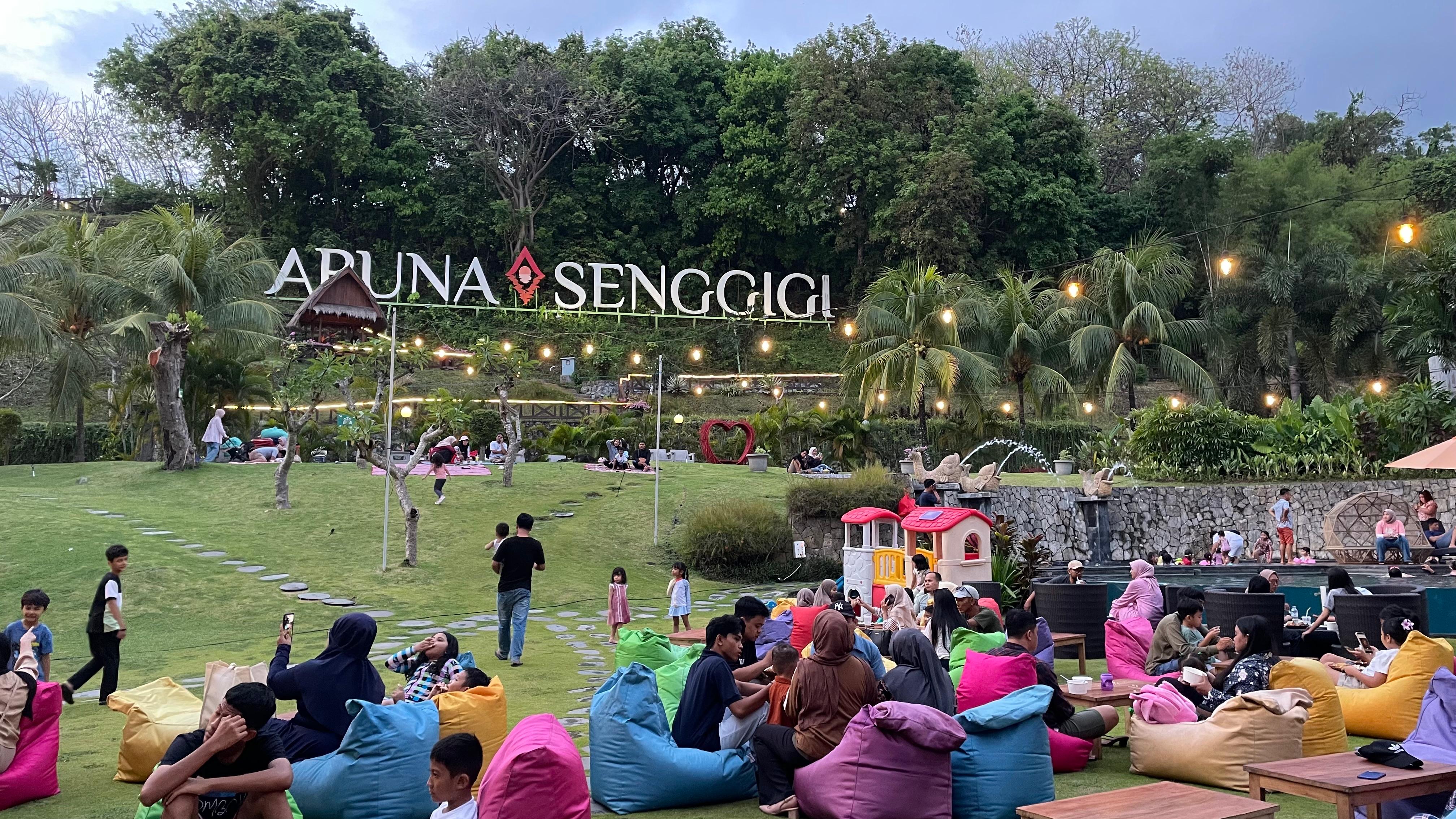 NIKMATI ANGKRINGAN: Pengunjung menikmati Angkringan Aruna Spesial yang kini hadir di Pool Garden setiap Sabtu dan Minggu pukul 16.00-22.00 WITA.
