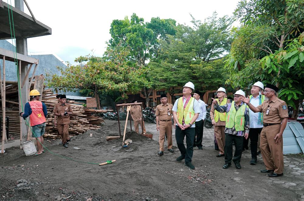 Gubernur NTB Lalu Muhamad Iqbal saat mendampingi Mendikdasmen Abdul Mu&rsquo;ti melihat salah satu sekolah.