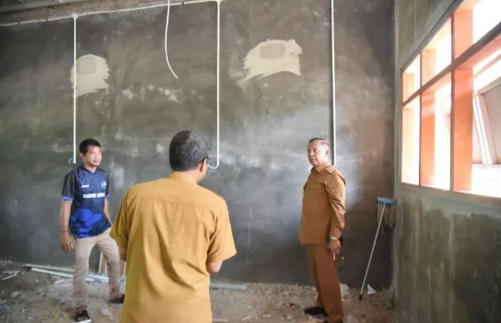 Wali Kota Bima HA Rahman H Abidin meninjau proyek pembangunan sekolah, Selasa (21/10).