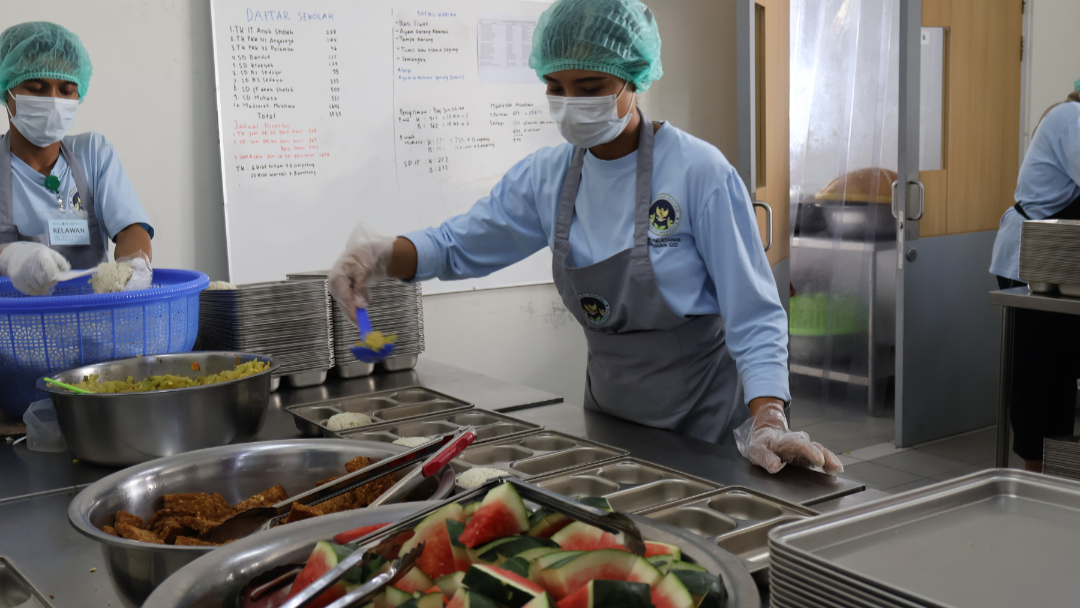 Proses penyajian santapan MBG, sebelum didistribusikan ke penerima manfaat.