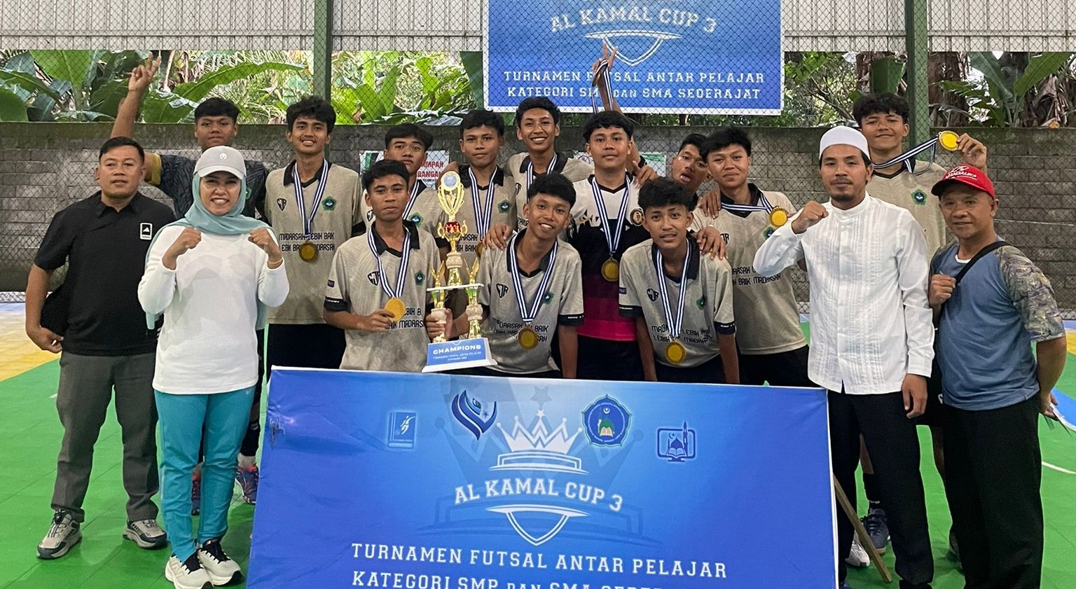 Tim Futsal MAN Lobar menjuarai Turnamen Futsal Hari Santri 2025 yang digelar di Pondok Pesantren Al Kamal, Narmada, Rabu lalu (22/10).