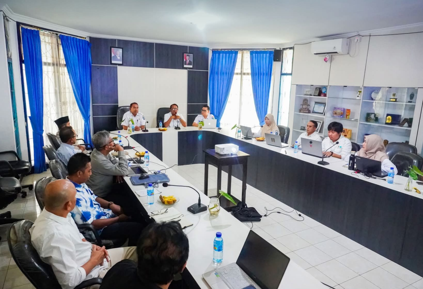 Kepala Dislutkan NTB Muslim bersama Kepala Bidang Perikanan Budidaya Karim Marasabessy, Pejabat Pembuat Komitmen Lalu Parjadinata, dan pihak rekanan pelaksana menyusun DED Pelabuhan Perikanan Soro Adu