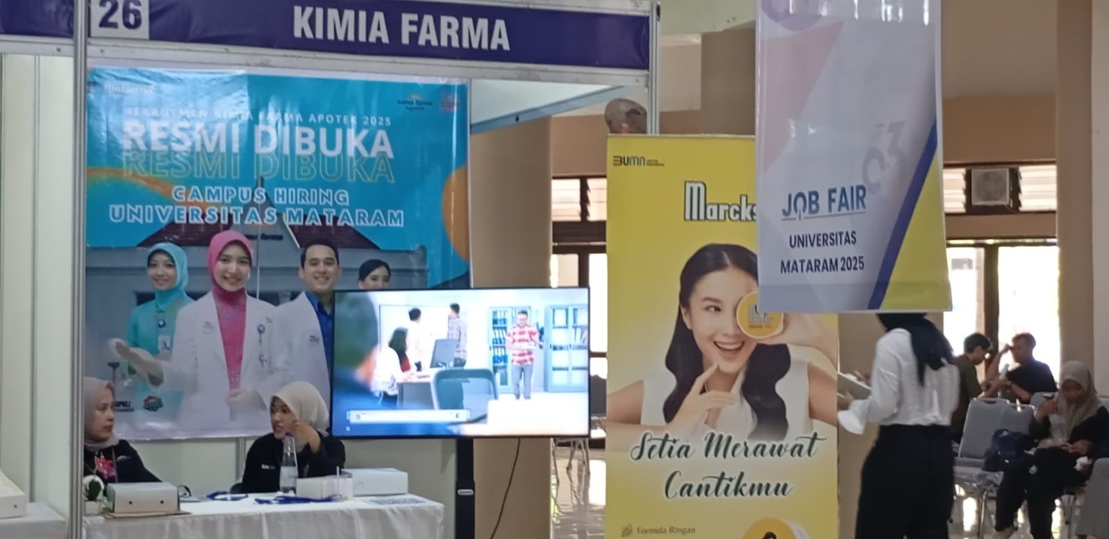 Nampak dua orang karyawan di booth perusahaan pada Job Fair Unram 2025 Auditorium Yusuf Abu Bakar Unram, Kamis (23/10). Job Fair kali ini menghadirkan 42 perusahaan guna memberikan peluang kerja.