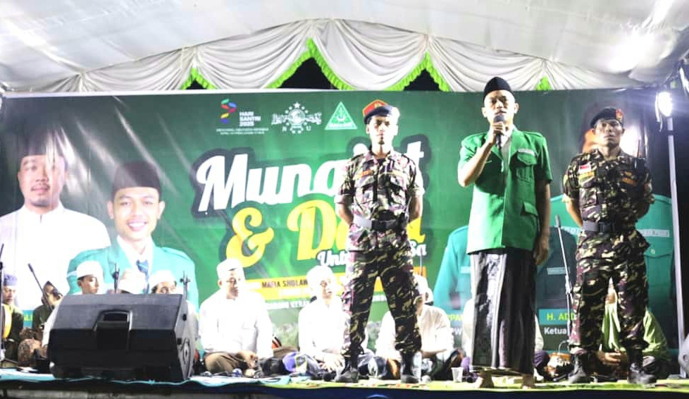 BERMUNAJAT: Ketua GP Ansor Lobar Muhali saat menyampaikan sambutan dalam acara Munajat dan Doa untuk Bangsa di Lapangan Umum Desa Suranadi, Lombok Barat (Lobar), Selasa malam (20/10).
