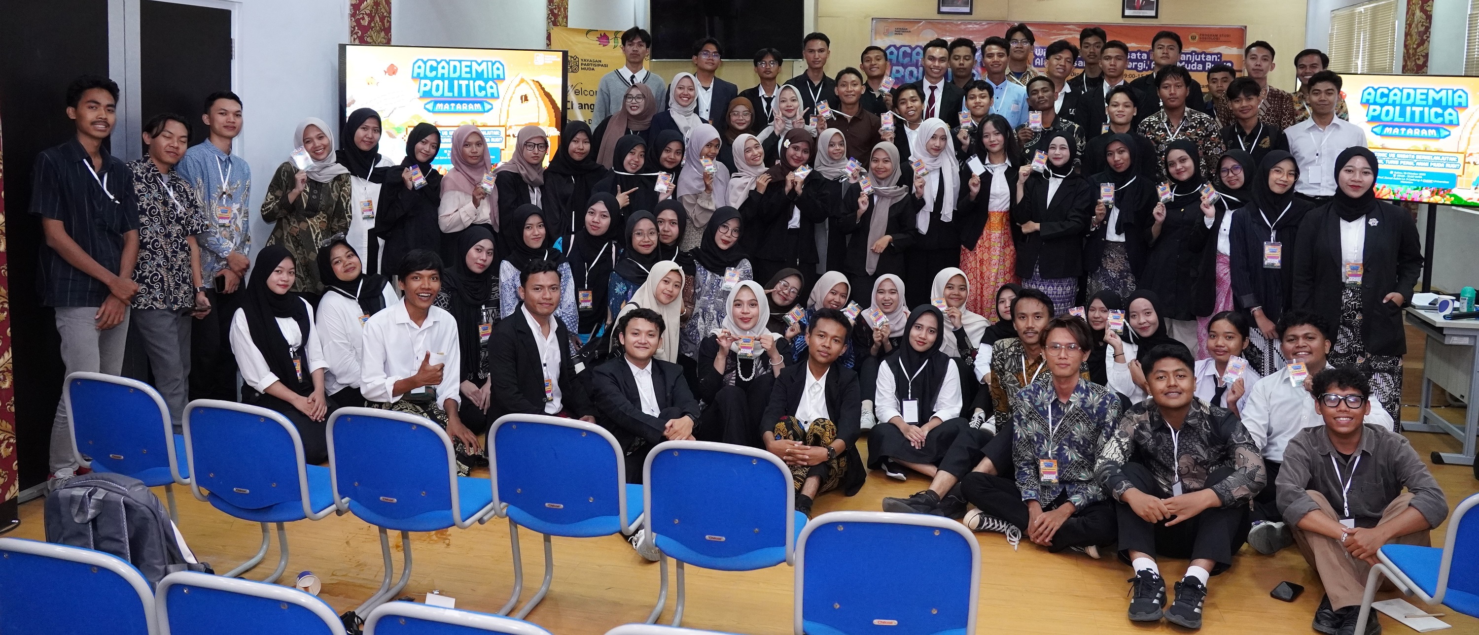 Para anak muda NTB dan narasumber foto bersama pada program Academia Politica yang digelar YPM bersama Prodi Sosiologi Fakultas Hukum Ilmu Sosial dan Ilmu Politik Unram, Sabtu lalu (18/10).