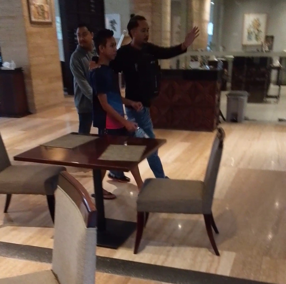 ENGGAN DIPERIKSA POLIGRAF: Tersangka Radiet Ardiyansyah berjalan ke luar usai urungnya dilakukan pemeriksaan Poligraf di Hotel Santika, Mataram, Rabu (22/10).&nbsp;