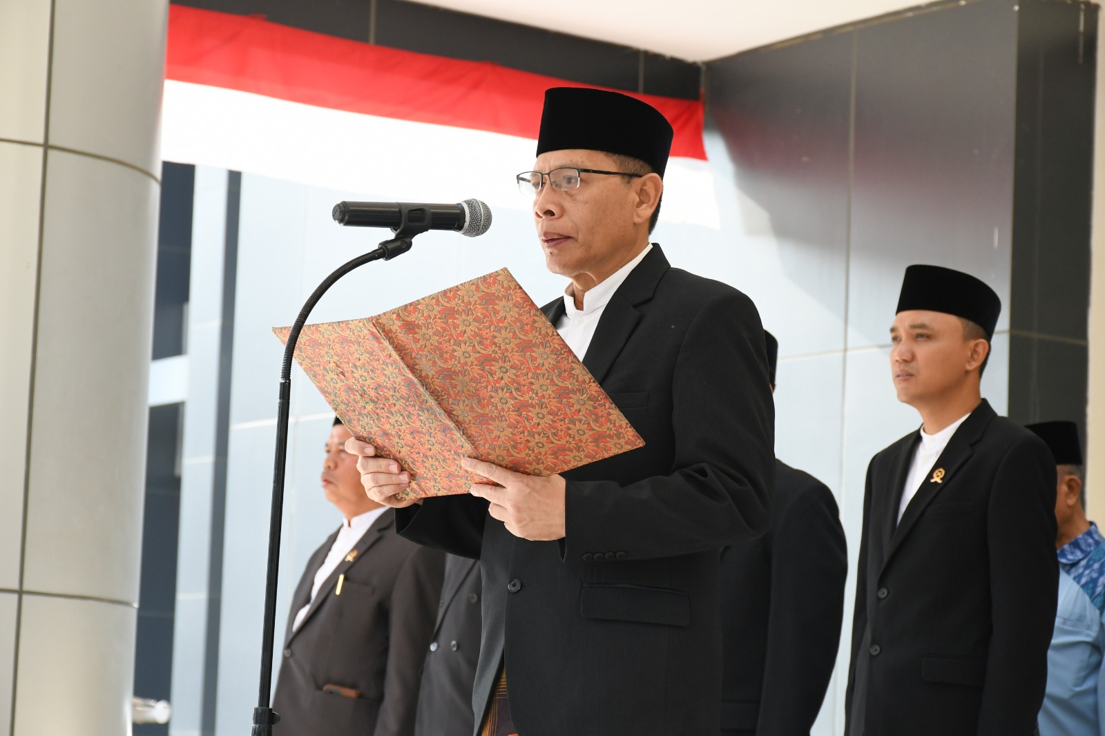 Wakil Bupati Lotim Moh. Edwin Hadiwijaya saat membaca amanat Kementerian Agama saat peringatan hari santri
