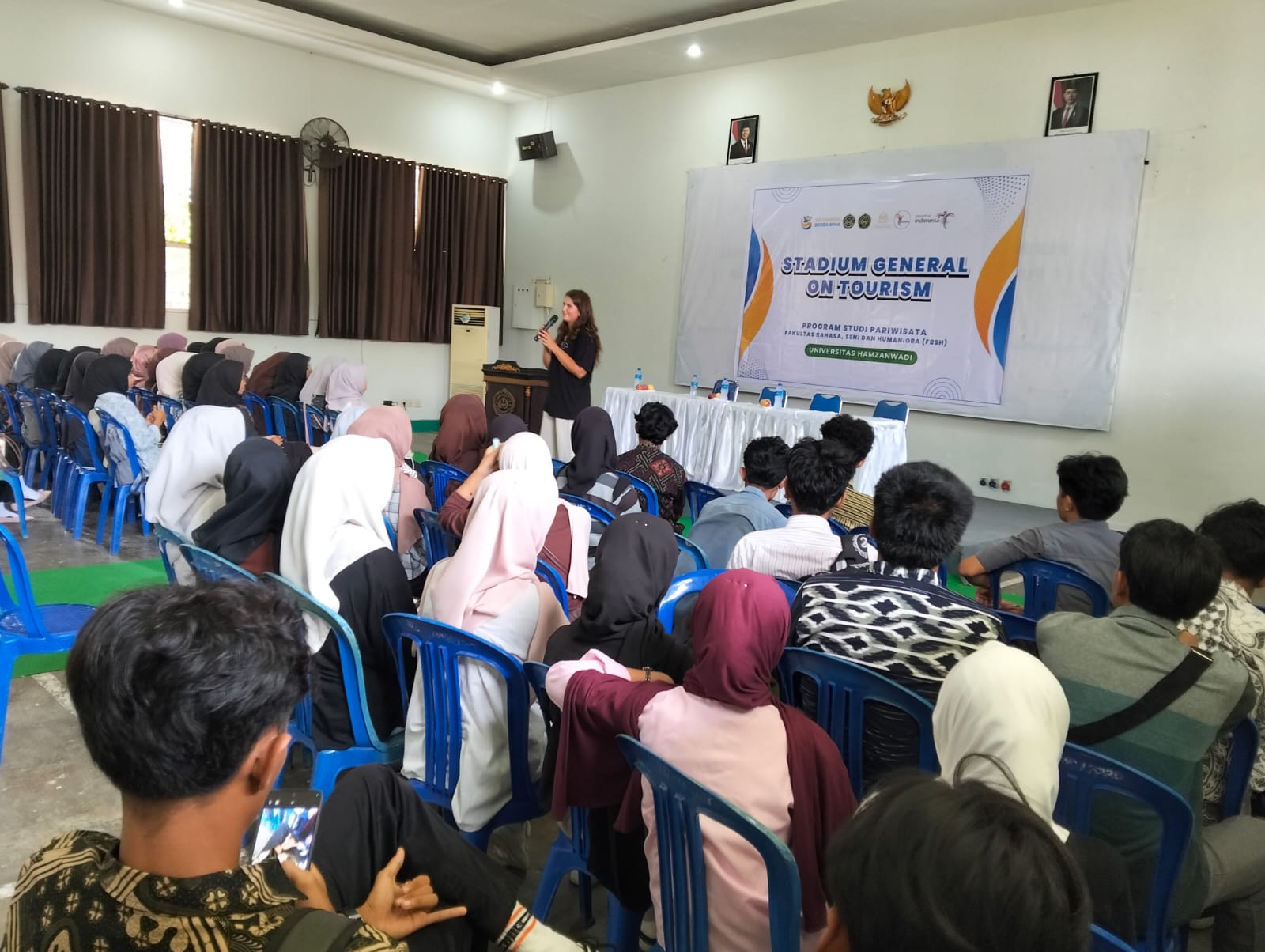 Mahasiswa Universitas Hamzanwadi Pancor saat mengikuti kuliah umum kepariwisataan