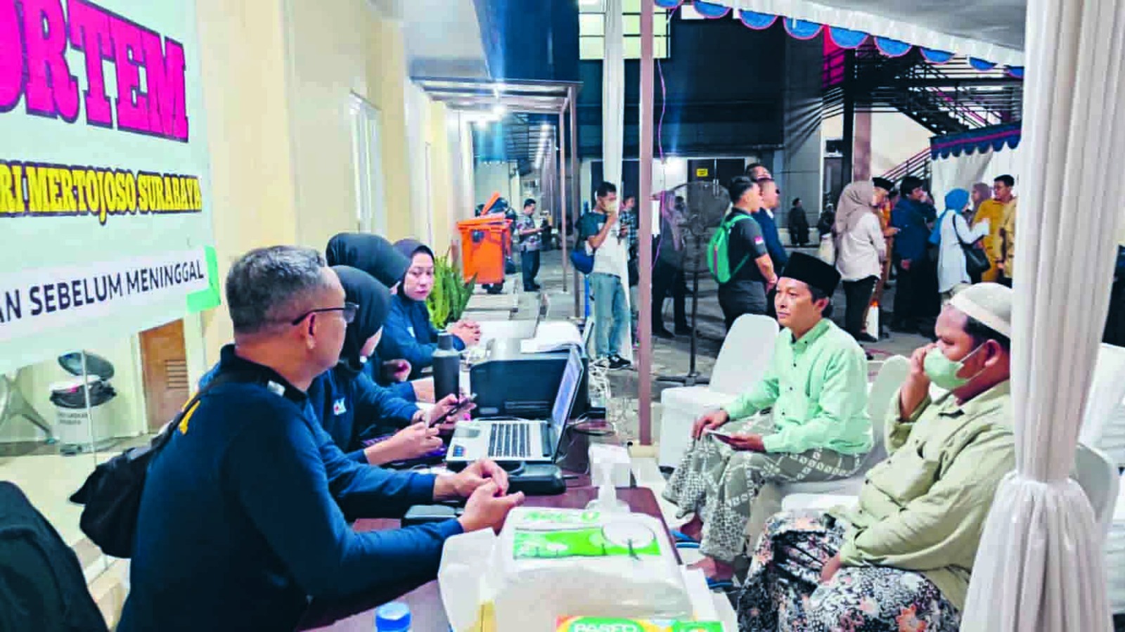 SETOR DATA: Pihak keluarga santri Ponpes Al-Khoziny menyerahkan data ante mortem ke Tim DVI Polda Jatim di RS Bhayangkara Surabaya, Senin (6/10).