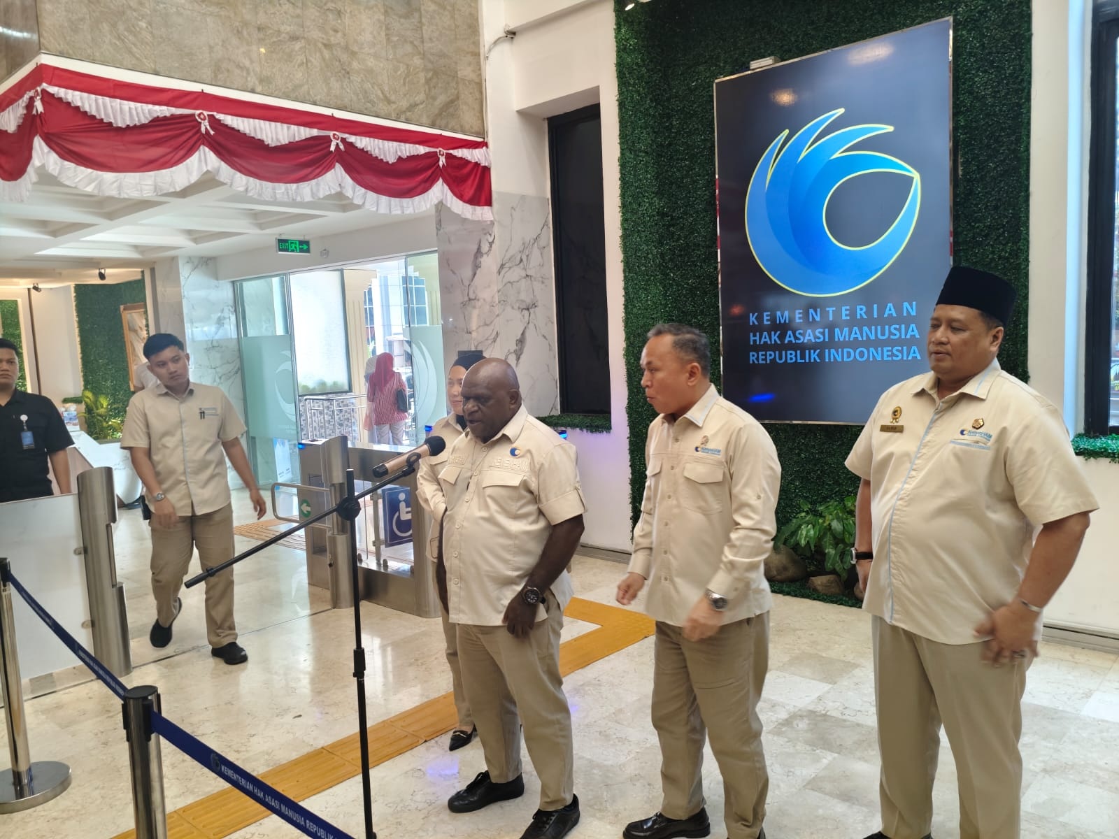 Beri keterangan: Menteri HAM Natalius Pigai memberikan keterangan usai menggelar hari jadi kementeriannya.