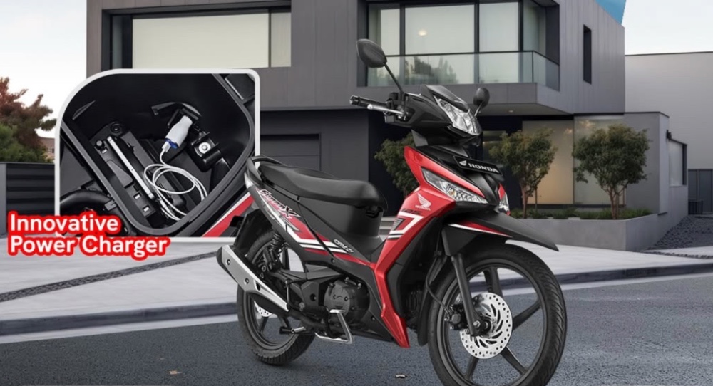 Honda Supra X 125 Fi Kini Hadir dengan Innovative Power Charger, Nge-cas HP Kapan Pun, Di Mana Pun