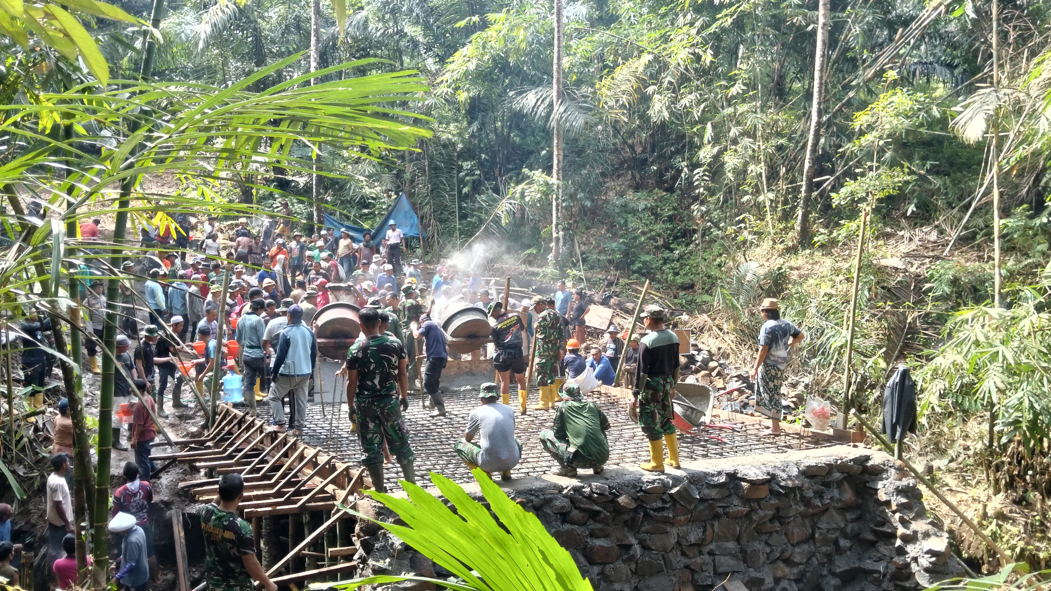 GOTONG ROYONG: Kades hingga masyarakat di dua desa yakni Desa Dasan Geria dan Giri Madia bersama TNI membangun jembatan dalam TMMD ke-126, Selasa (21/10).