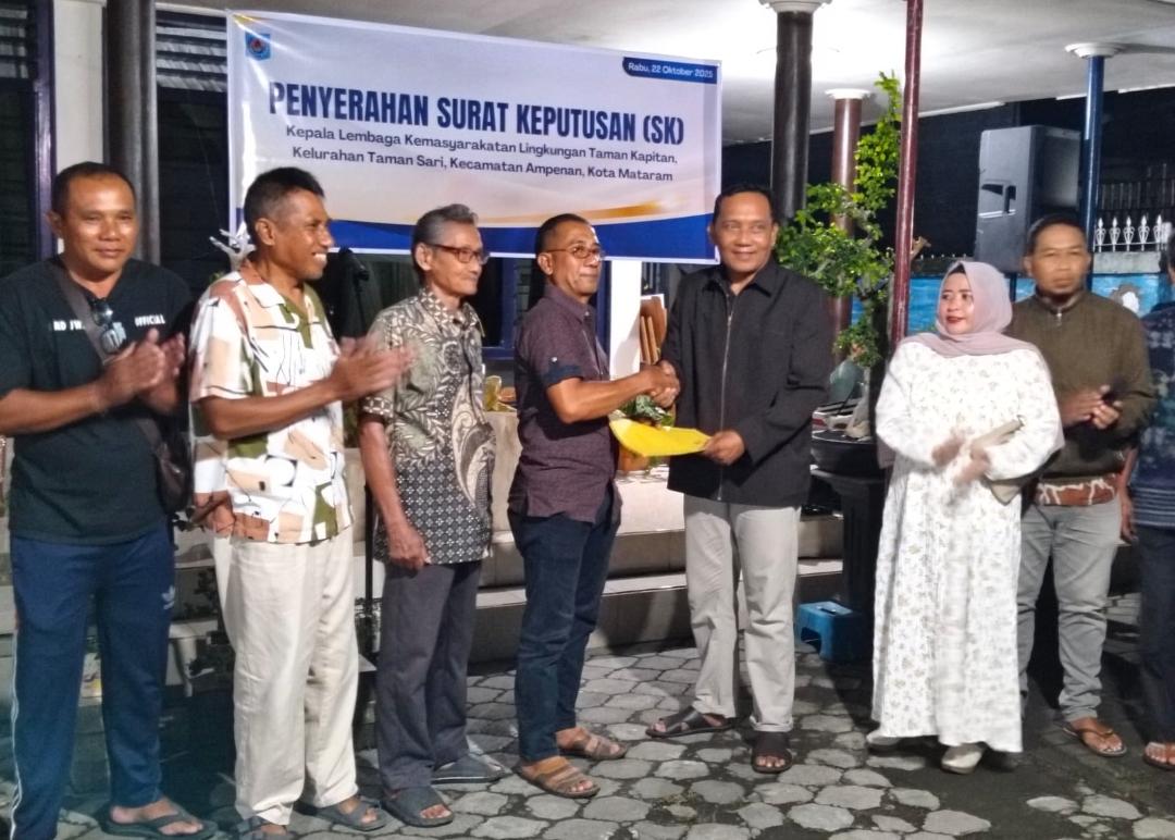 Lurah Taman Sari serahkan SK Kaling kepada Kaling Taman Kapitan Lalu Yusranullah, Lurah minta pertahankan kerukunan warga Taman Kapitan.