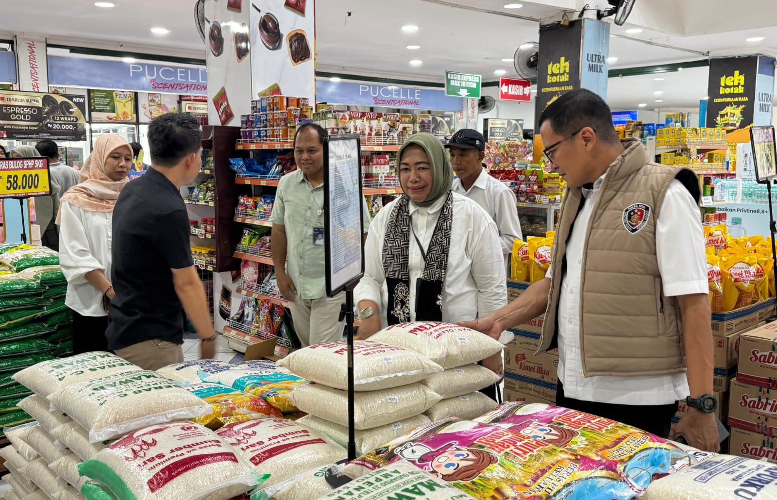 Tim Satgas Pangan NTB mengecek harga beras di salah satu ritel modern di Kota Mataram, Rabu (22/10).