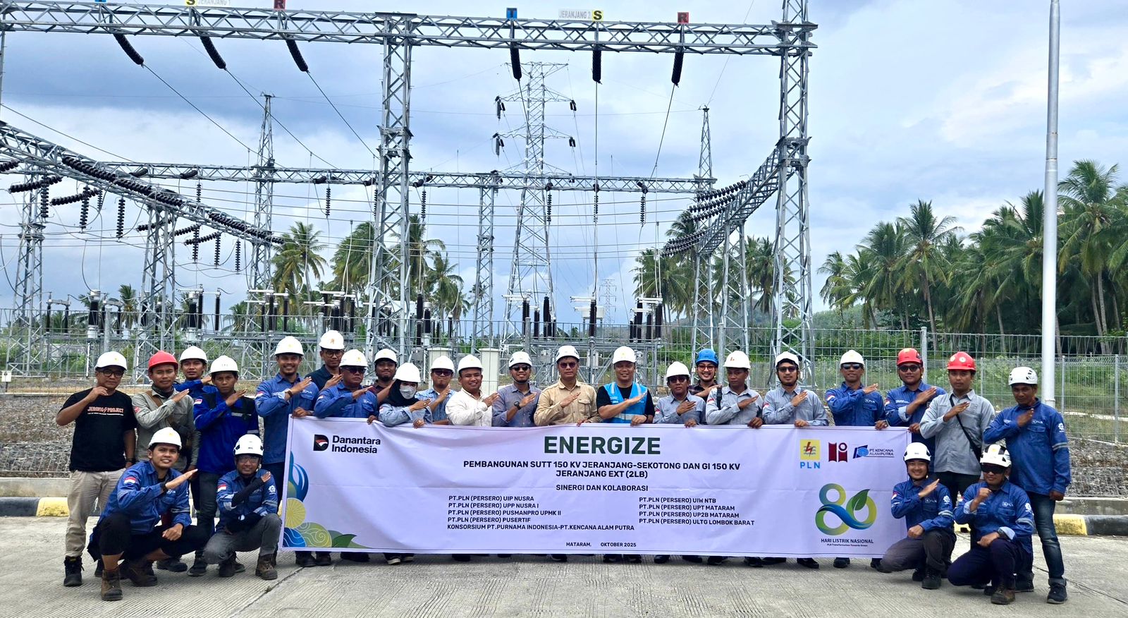 Manager UPP Nusra 1  Yogi Siburian bersama tim saat tahapan energize SUTT 150 KV Jeranjang - Sekotong, Kamis (23/10).