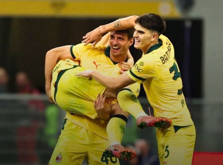 Para pemain AC Milan bergembira atas kemenangan terakhir yang diraih dalam laga kontra Fiorentina.