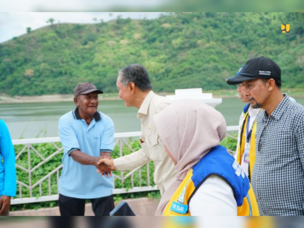 Menteri PU Dody Hanggodo bersalaman dengan salah satu warga, saat kunjungan kerja ke Bendungan Bringin Sila, Sumbawa, NTB, belum lama ini.