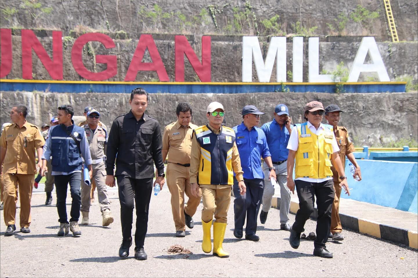 Bupati Dompu Bambang Firdaus turun meninjau Dam Mila di Desa Raba Baka, Rabu (22/10).