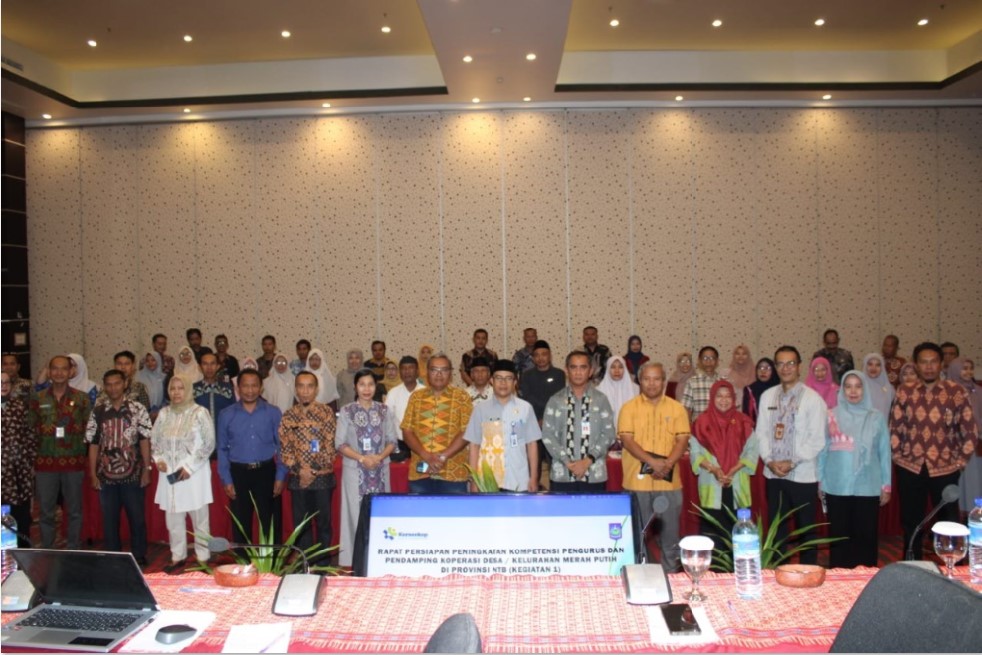 RAPAT: Peserta rapat terdiri dari kepala dinas dan kepala bidang koperasi dari seluruh kabupaten/kota se-NTB, pengurus KDKMP, serta jajaran Diskop UKM NTB.