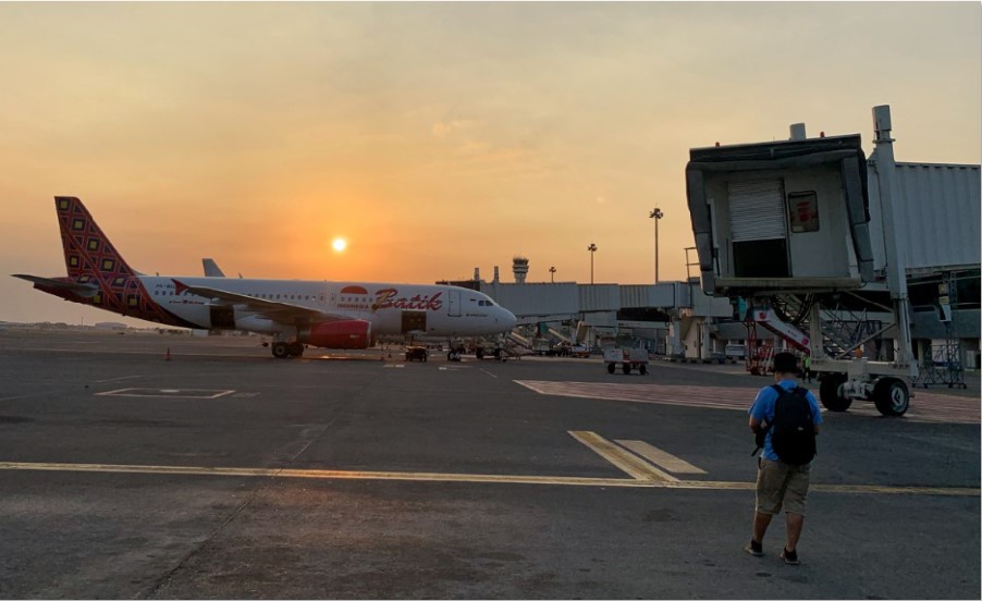 BOARDING: Seorang penumpang saat akan naik pesawat di BIZAM Lombok, beberapa waktu lalu.